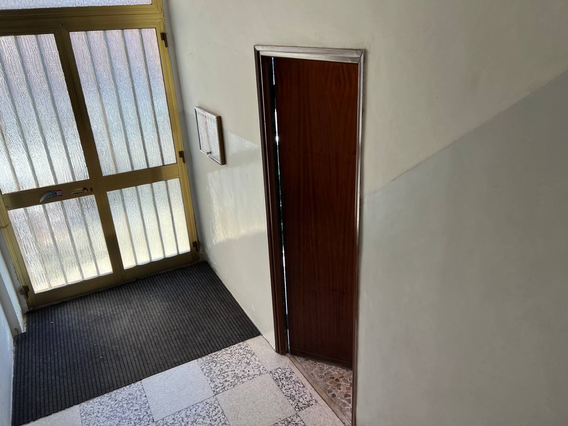 Locale commerciale in vendita a Fabriano, SEMI PERIFERIA