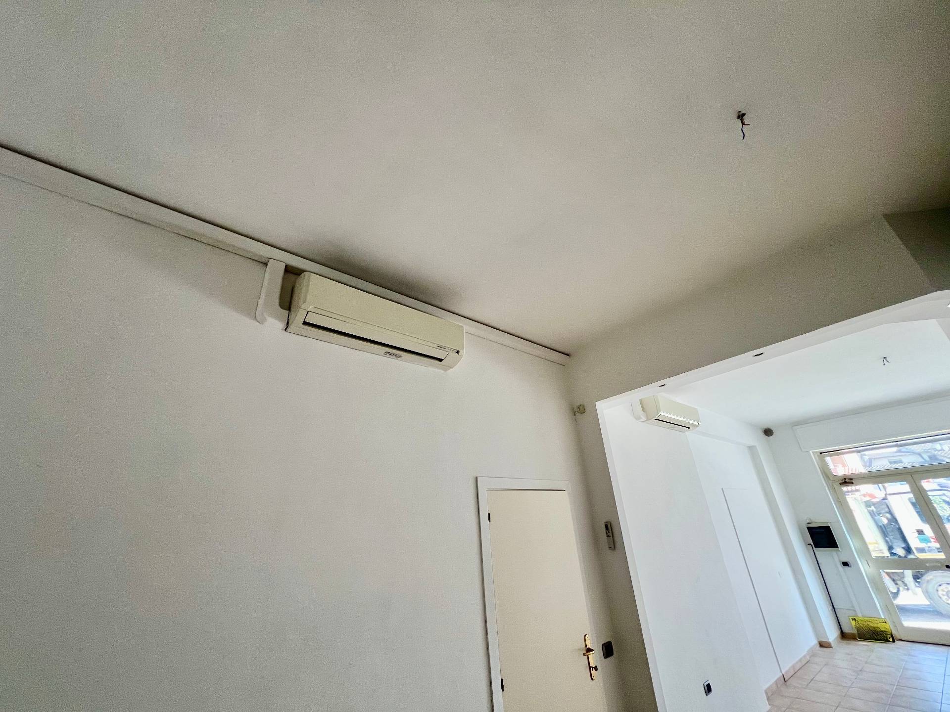 Locale commerciale in affitto a Fabriano, SEMI PERIFERIA