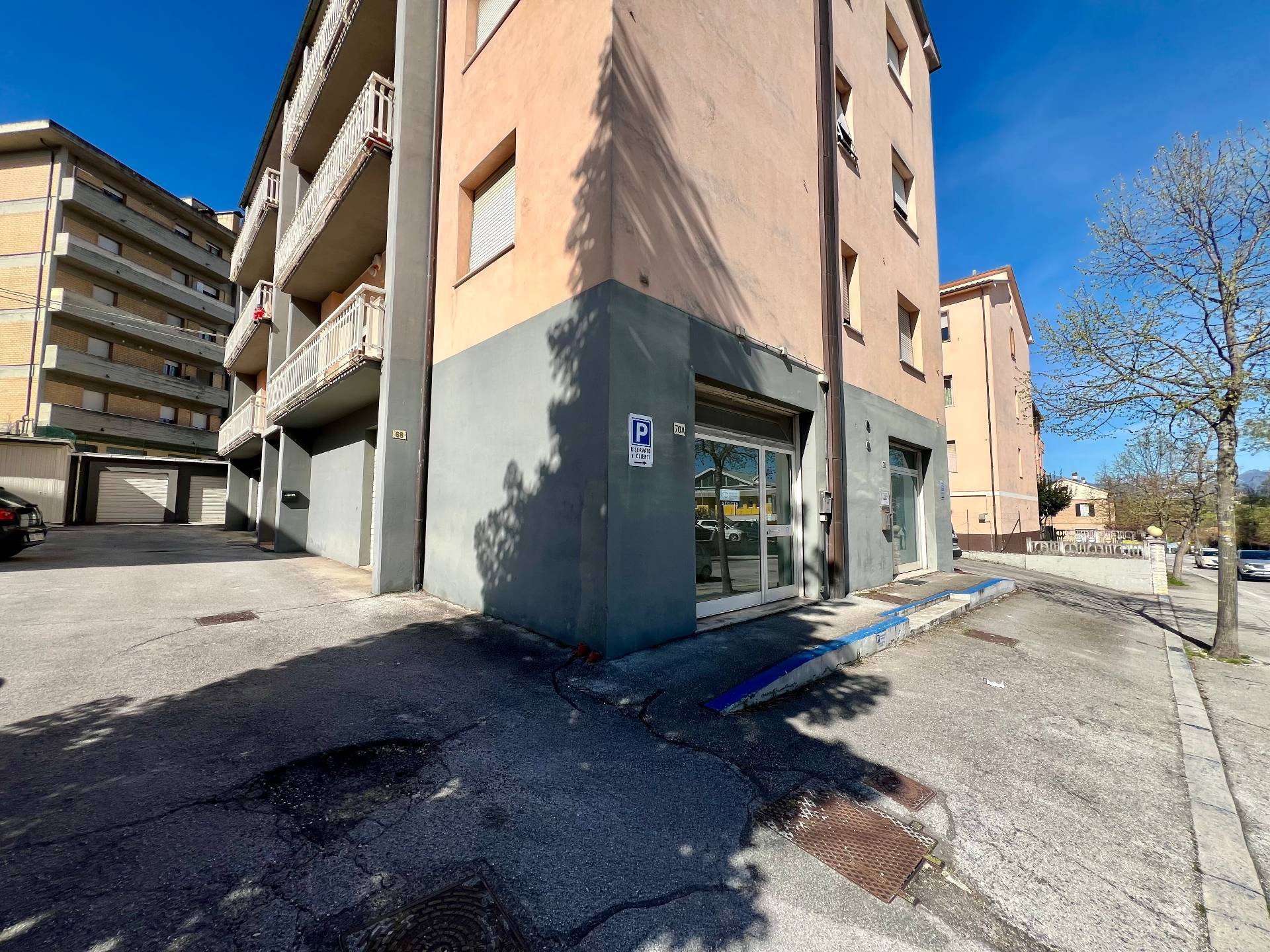 Locale commerciale in affitto a Fabriano, SEMI PERIFERIA