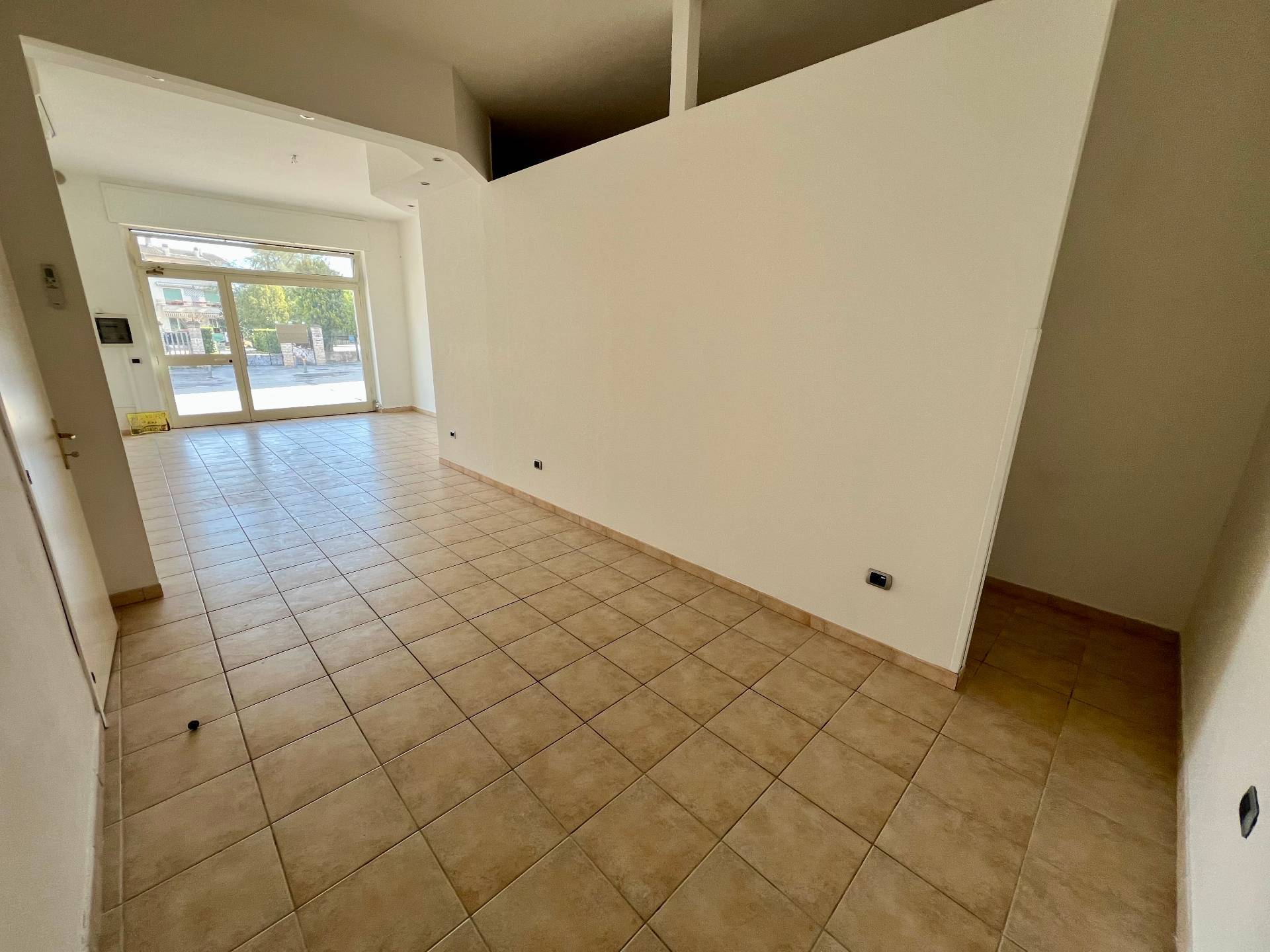 Locale commerciale in affitto a Fabriano, SEMI PERIFERIA