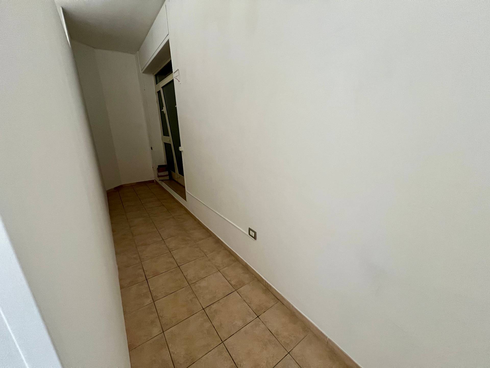 Locale commerciale in affitto a Fabriano, SEMI PERIFERIA