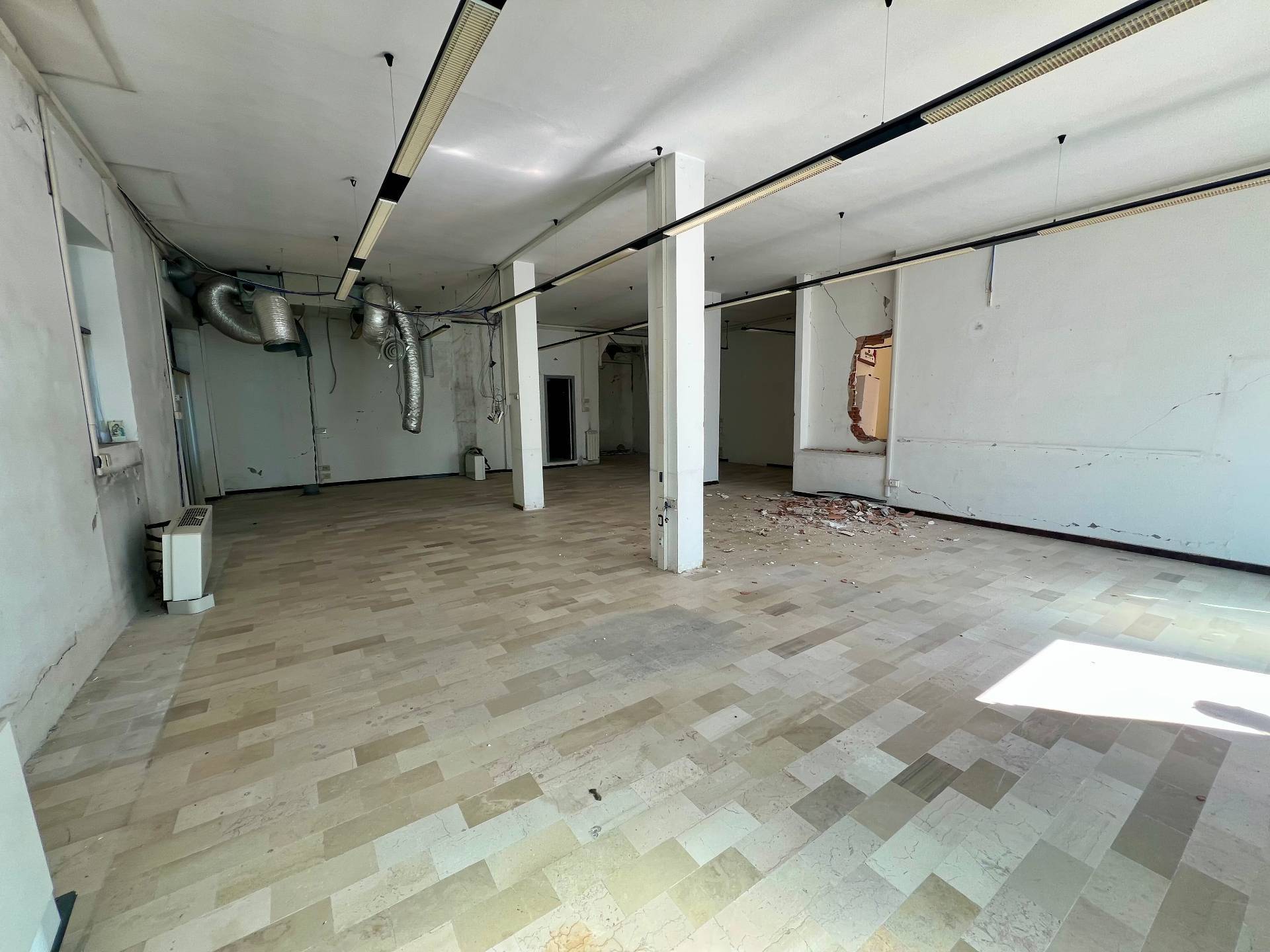 Locale commerciale in vendita a Gagliole