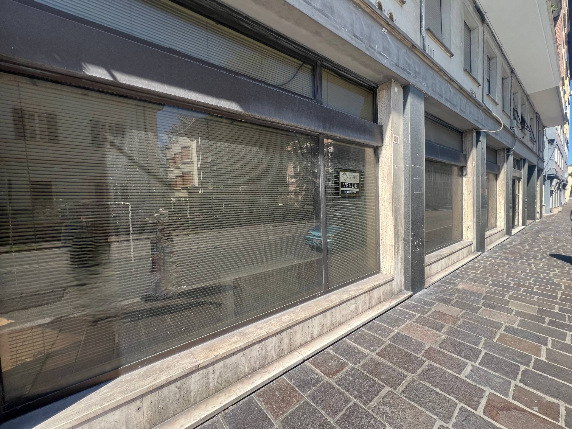 Locale commerciale in vendita a Fabriano, CENTRO STORICO