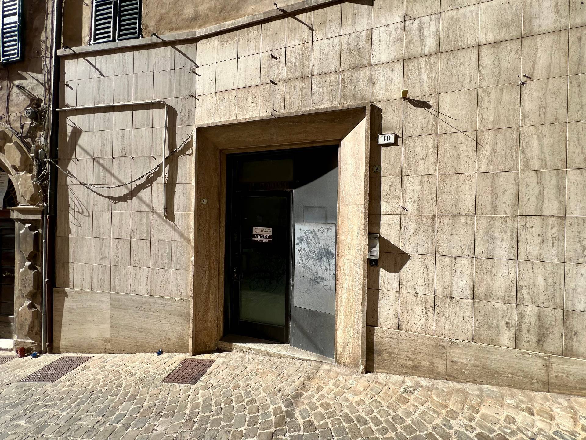 Locale commerciale in vendita a Serra San Quirico