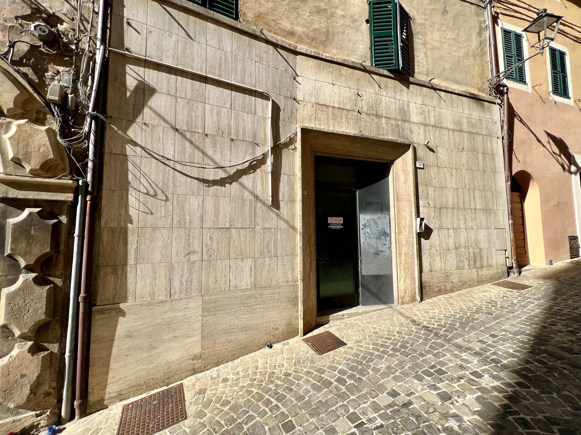 Locale commerciale in vendita a Serra San Quirico