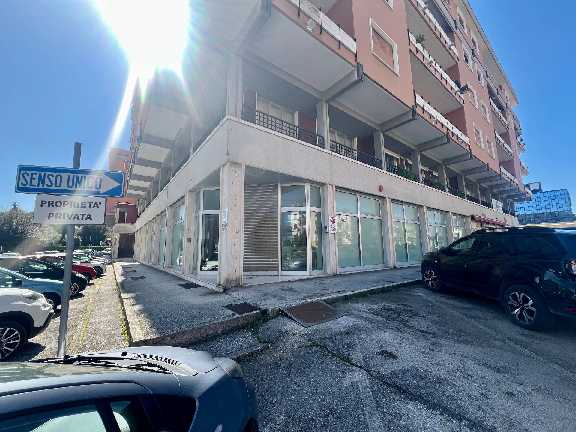 Locale commerciale in vendita a Fabriano, SEMI PERIFERIA