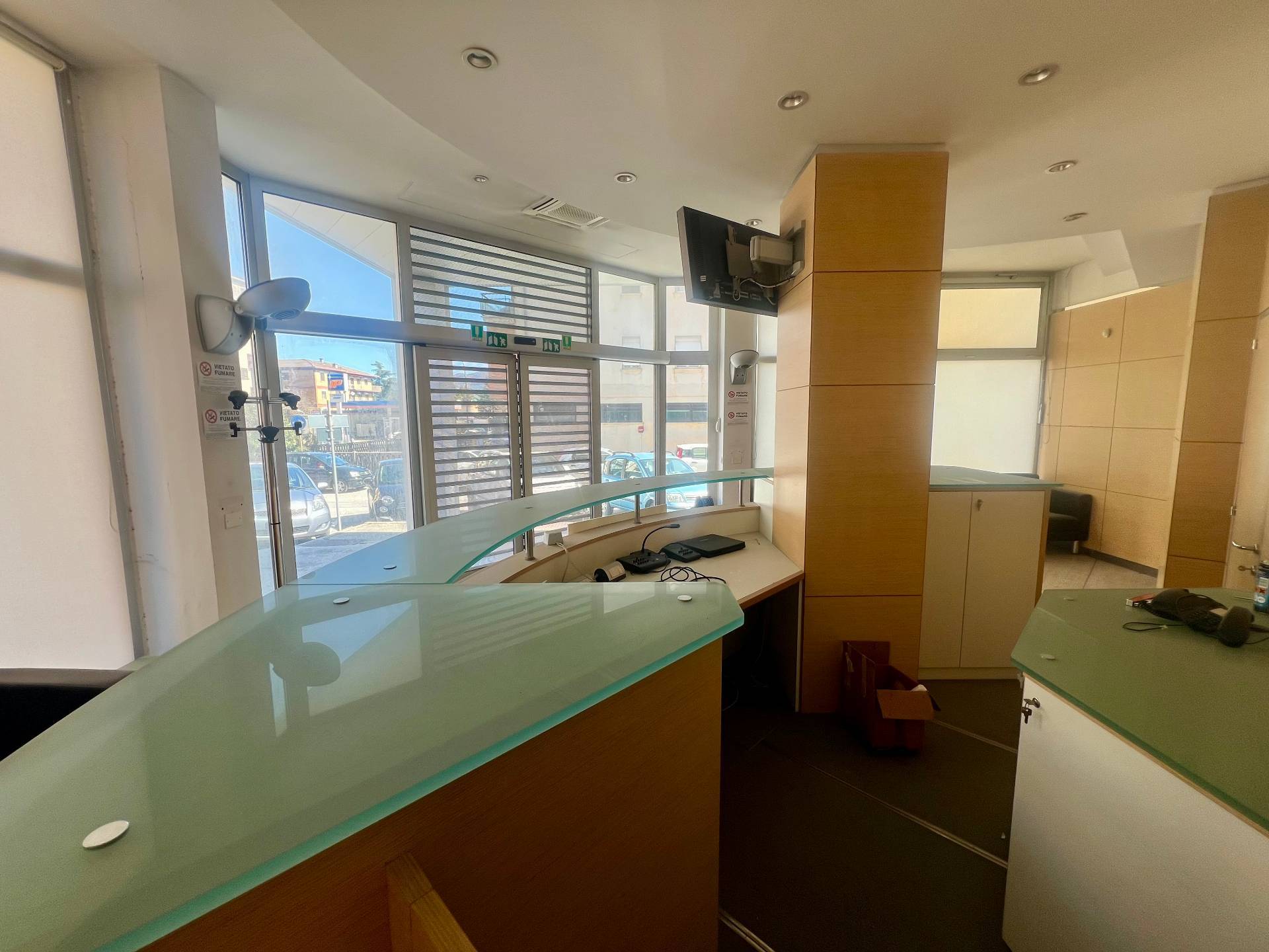 Locale commerciale in vendita a Fabriano, SEMI PERIFERIA