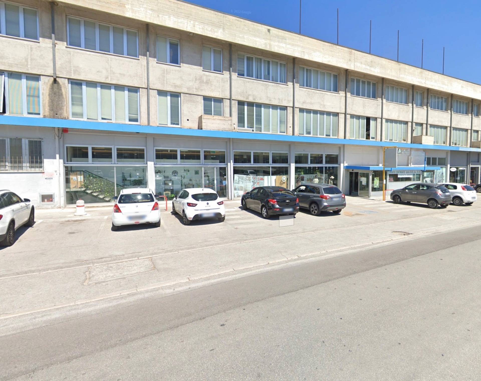 Locale commerciale in vendita a Fabriano, SEMI PERIFERIA