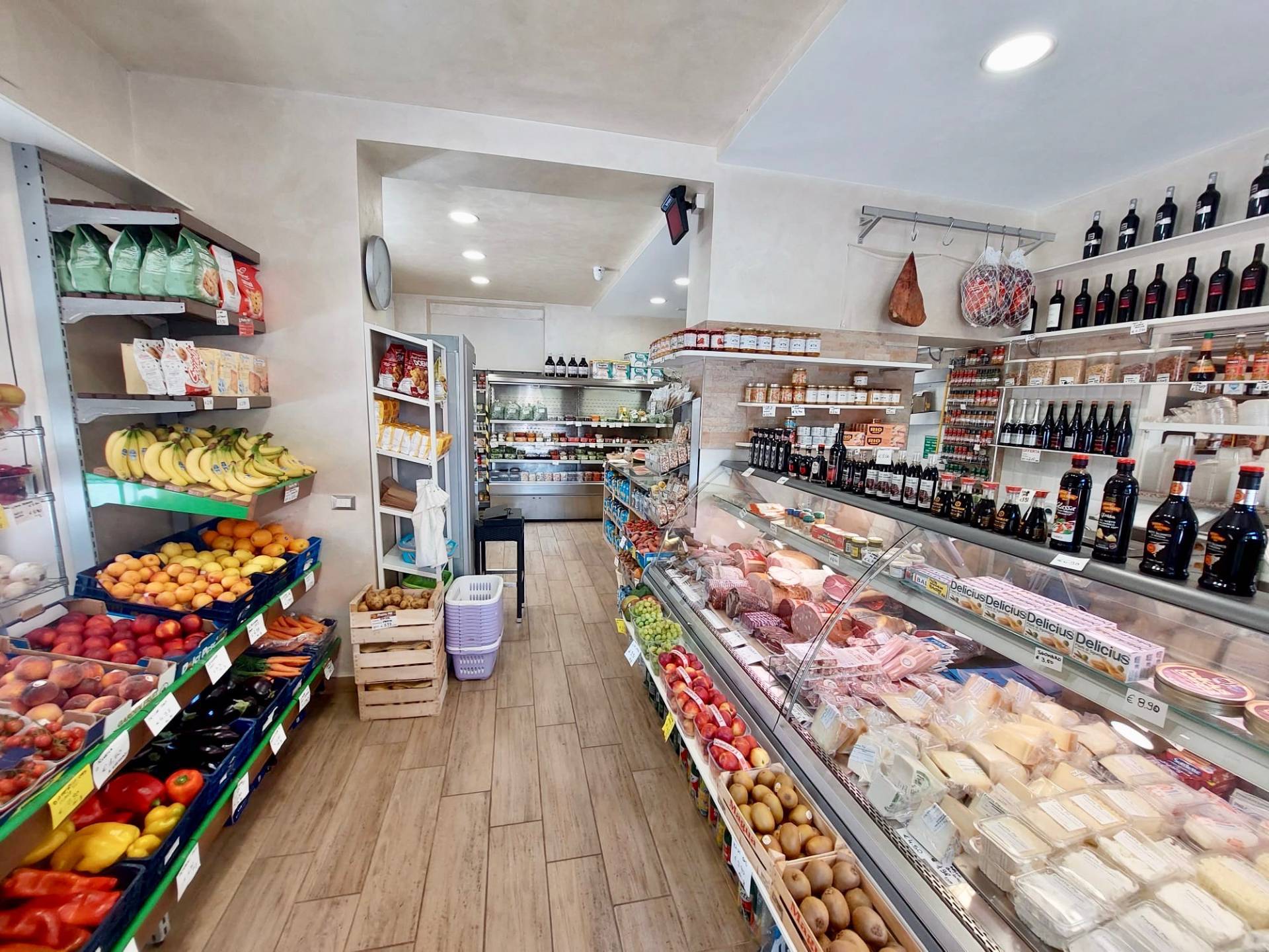 Locale commerciale in vendita a Fabriano, SEMI PERIFERIA