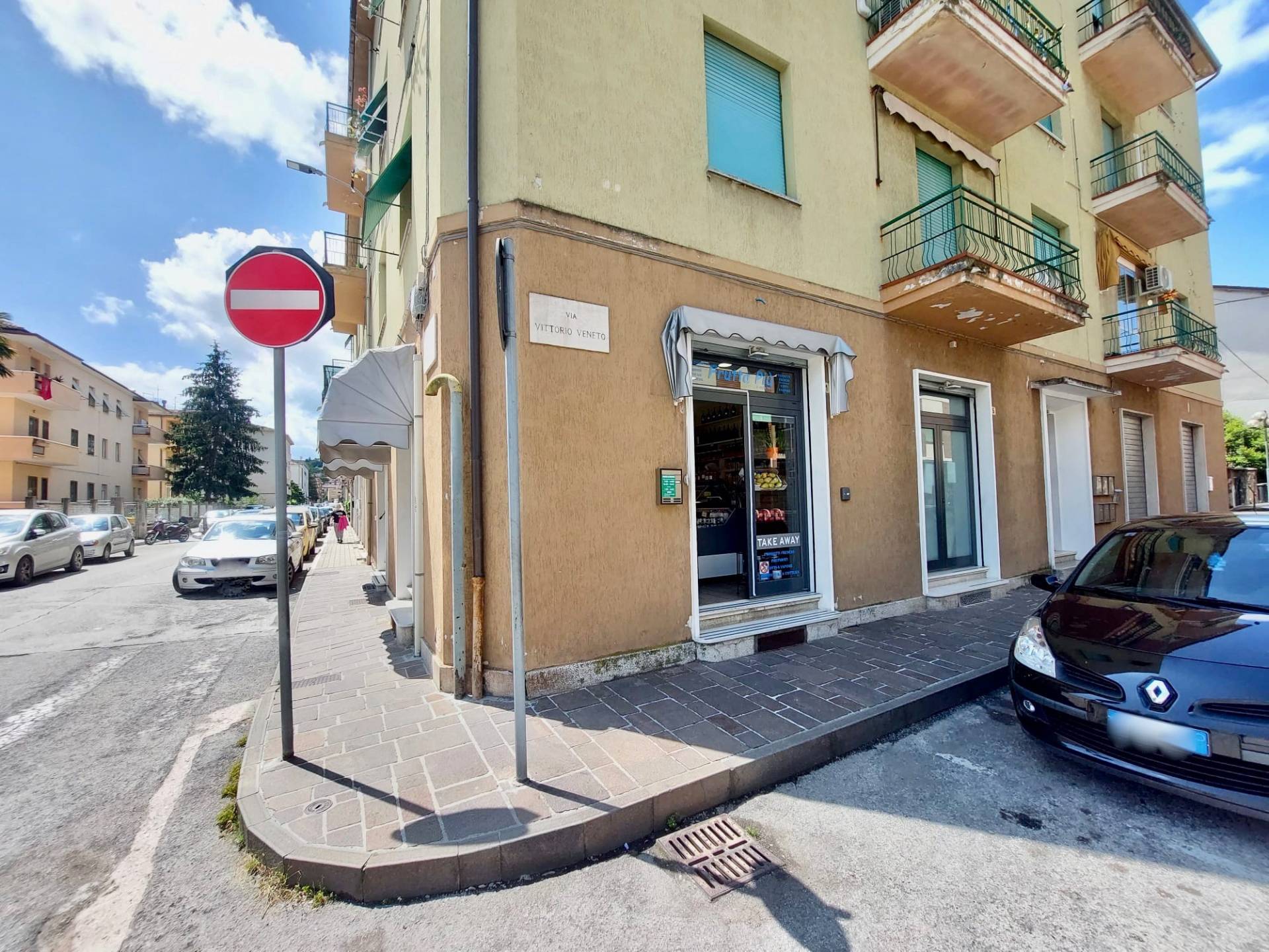 Locale commerciale in vendita a Fabriano, SEMI PERIFERIA