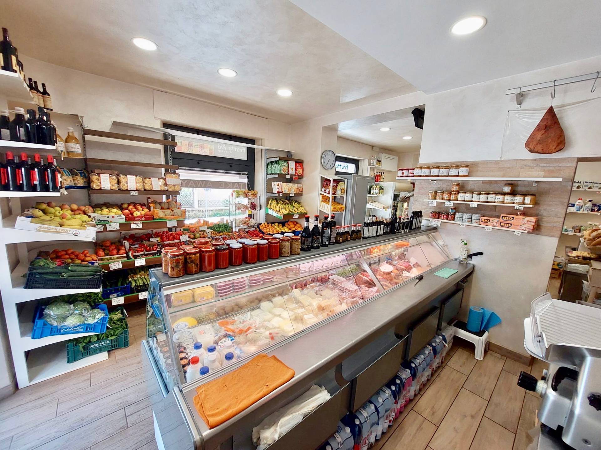 Locale commerciale in vendita a Fabriano, SEMI PERIFERIA