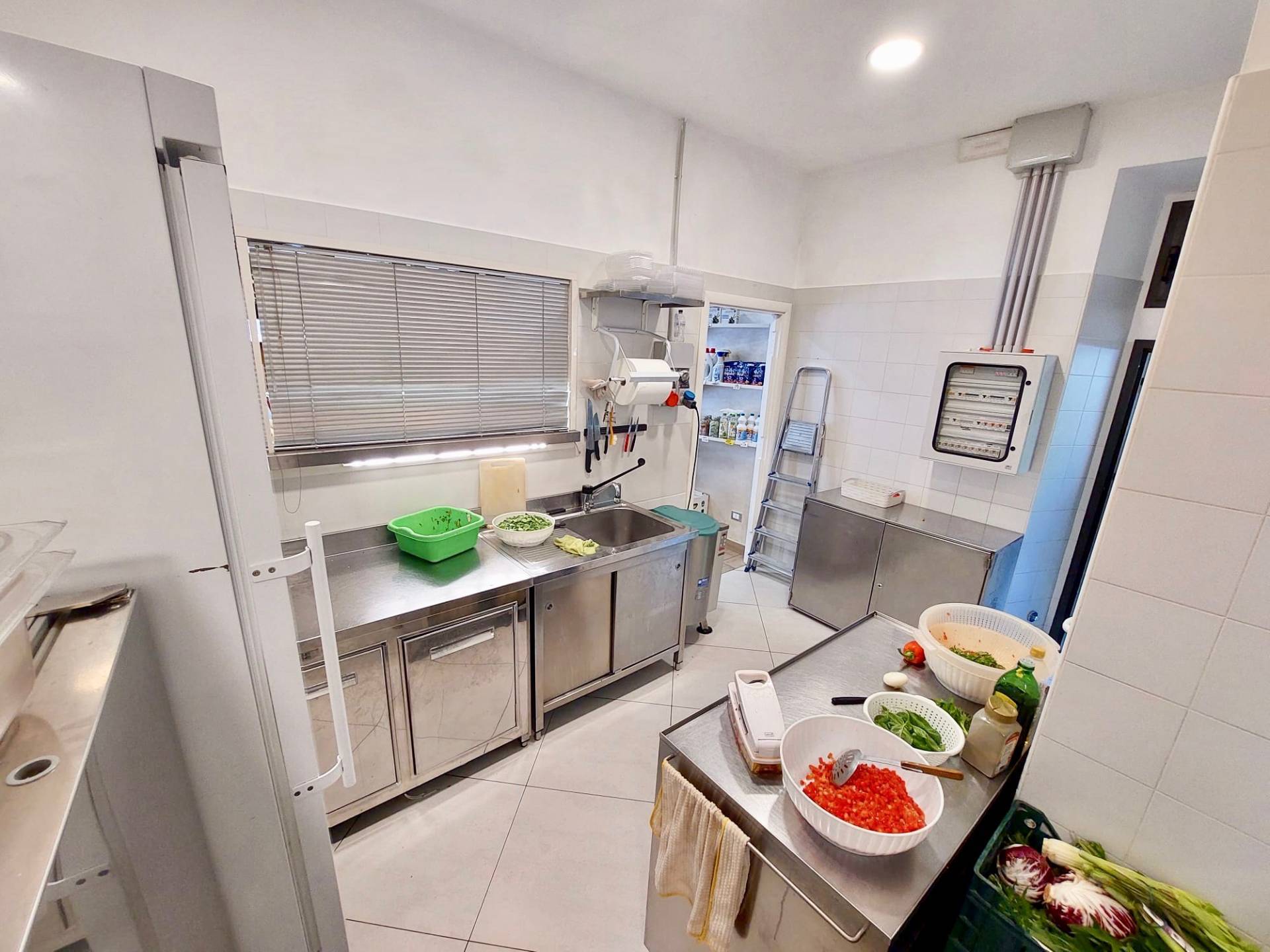 Locale commerciale in vendita a Fabriano, SEMI PERIFERIA