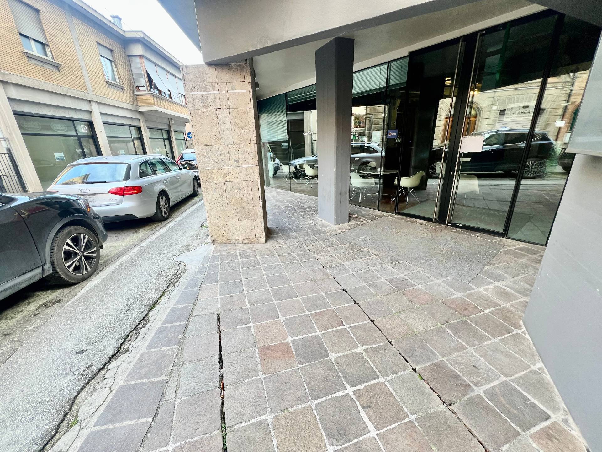 Locale commerciale in vendita a Fabriano, CENTRO STORICO