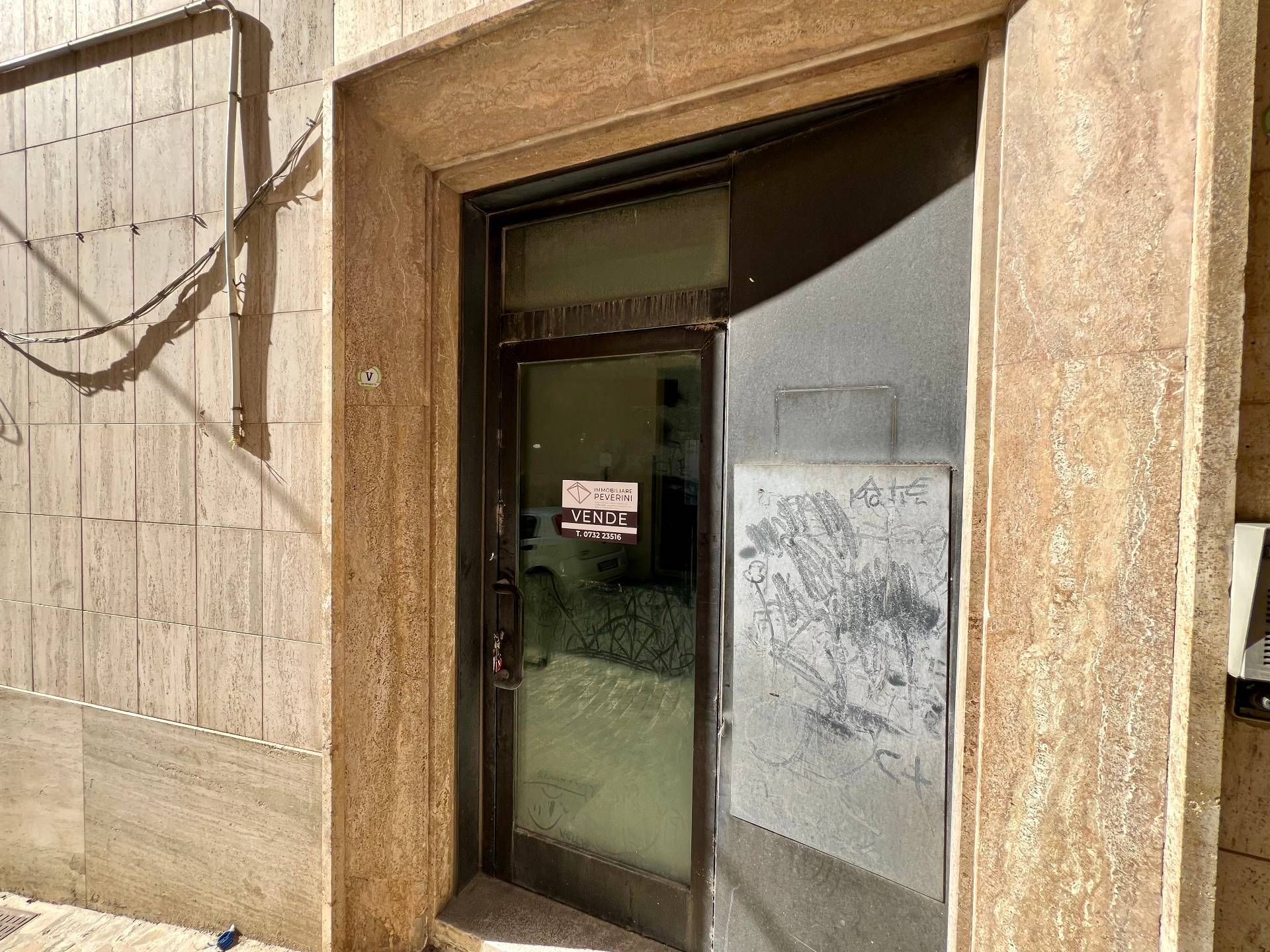 Locale commerciale in vendita a Serra San Quirico