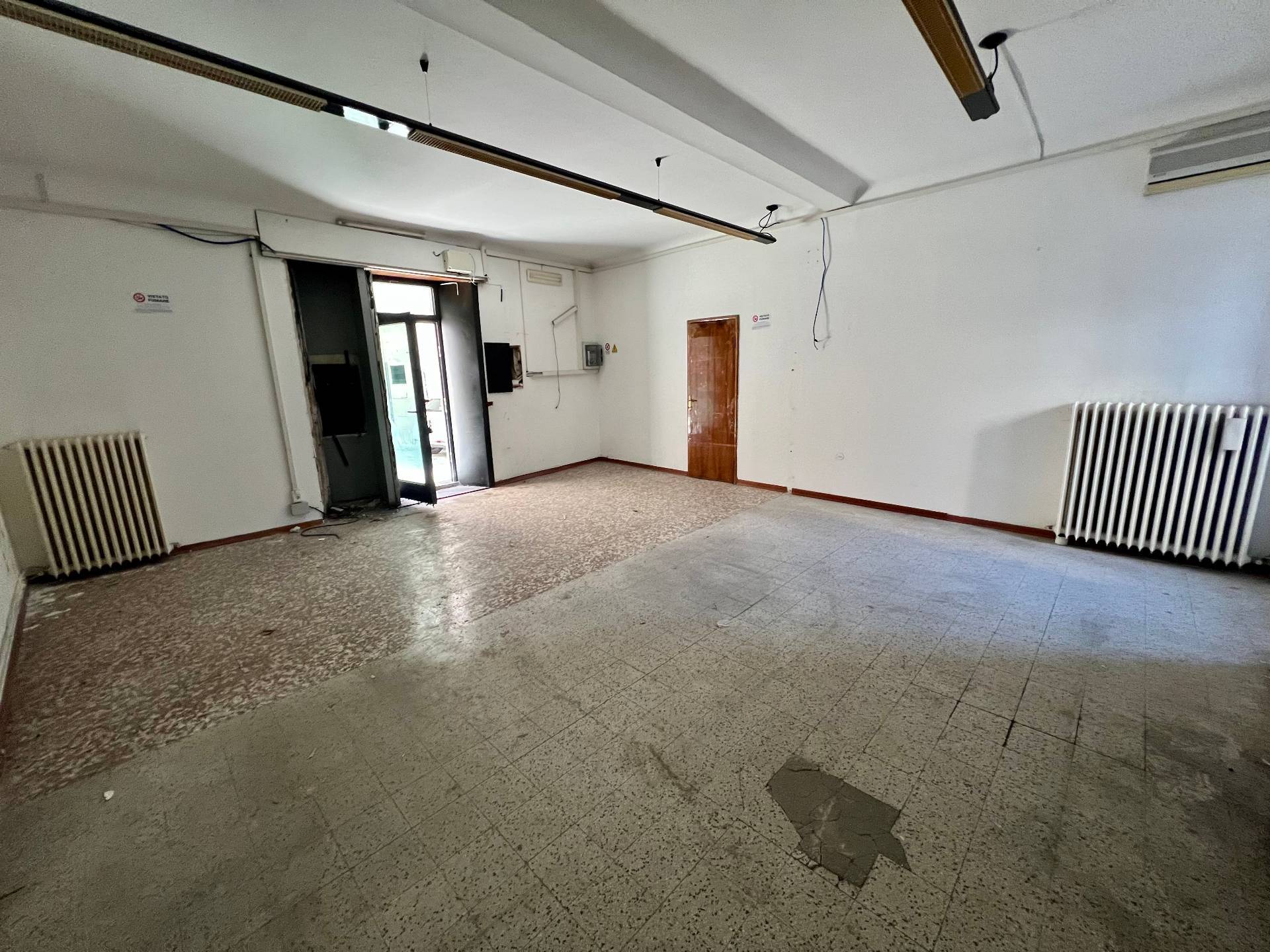 Locale commerciale in vendita a Serra San Quirico