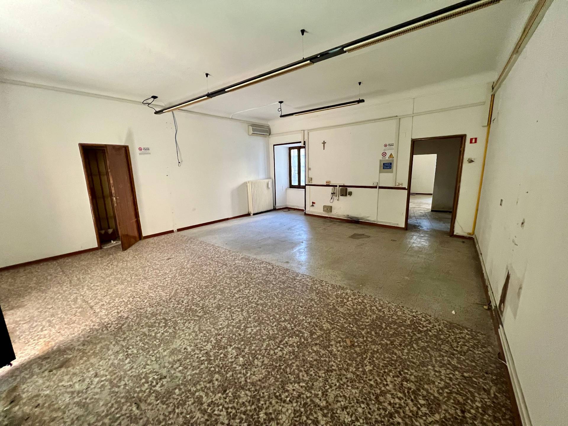 Locale commerciale in vendita a Serra San Quirico