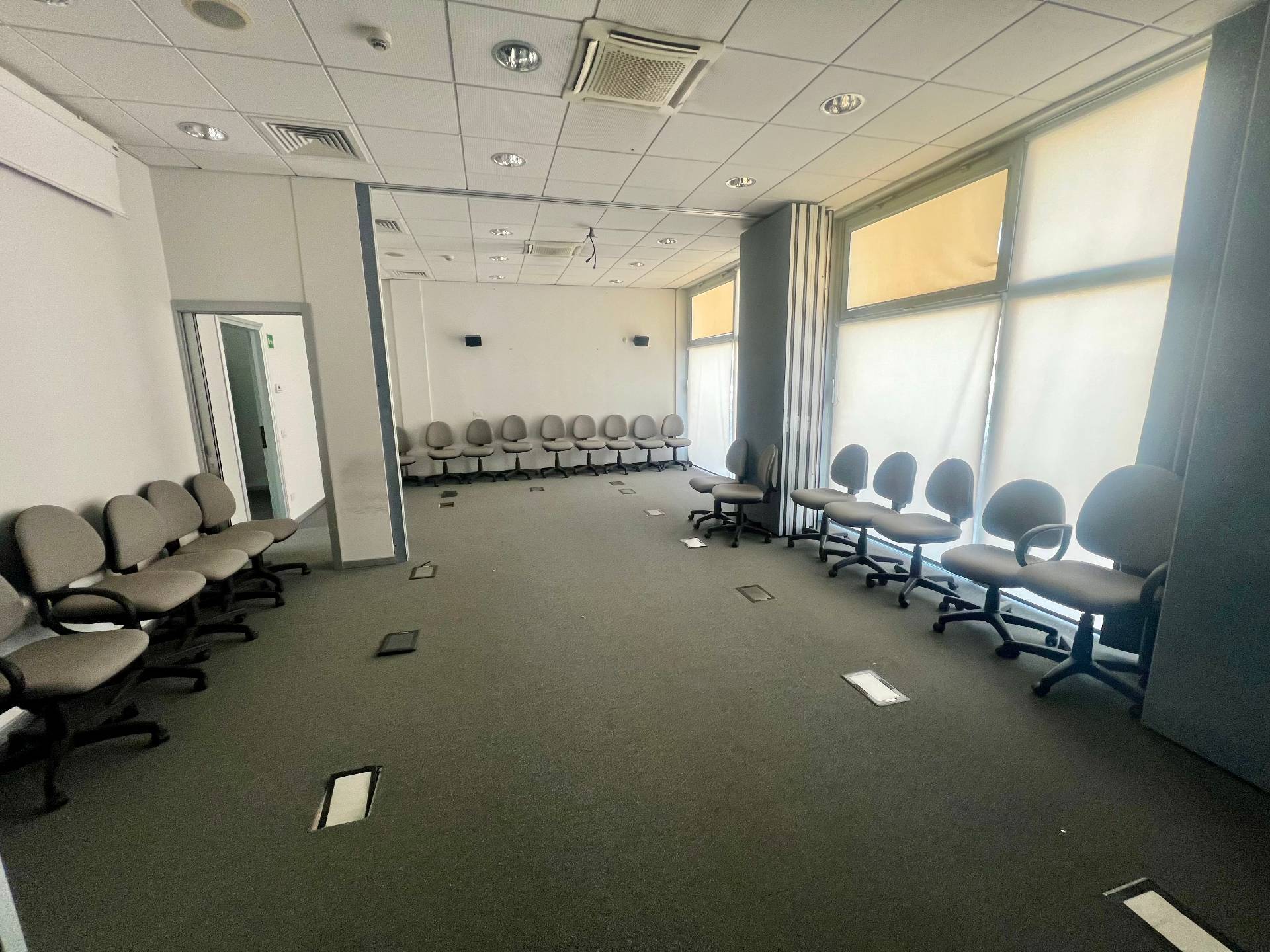 Locale commerciale in vendita a Fabriano, SEMI PERIFERIA