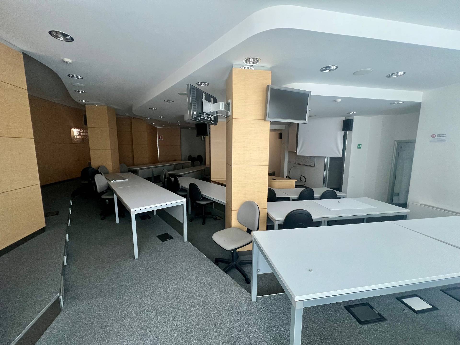 Locale commerciale in vendita a Fabriano, SEMI PERIFERIA