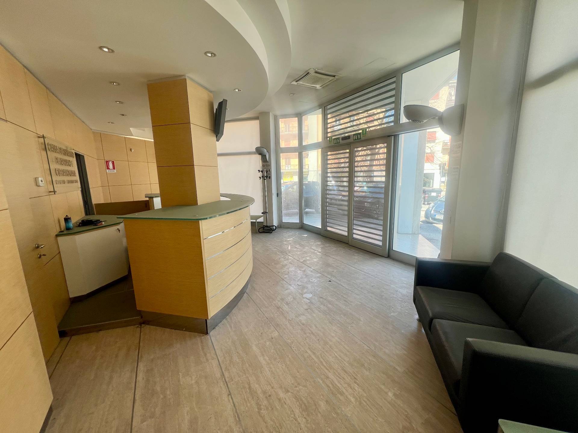 Locale commerciale in vendita a Fabriano, SEMI PERIFERIA