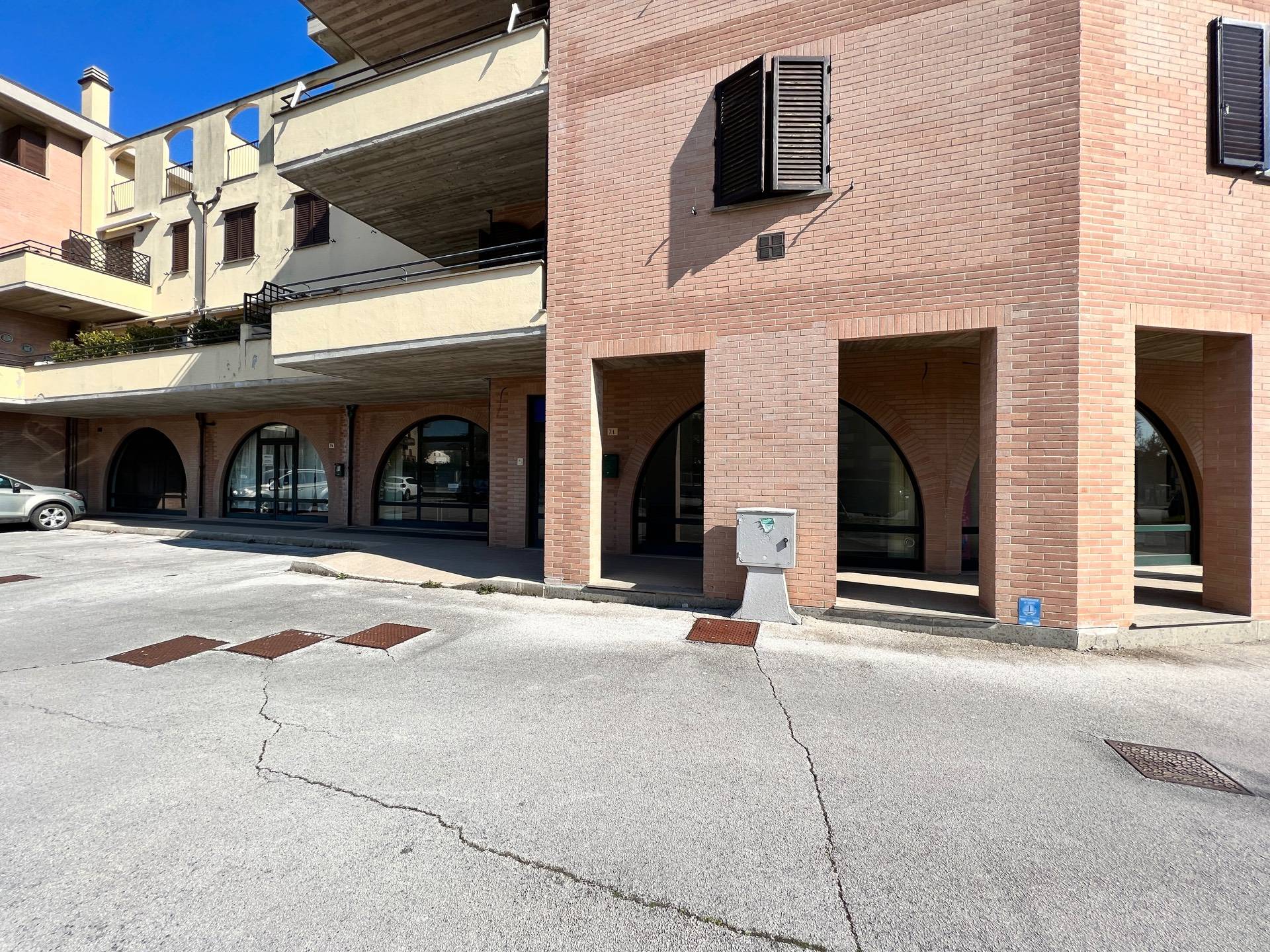 Locale commerciale in affitto a Fabriano, PERIFERIA