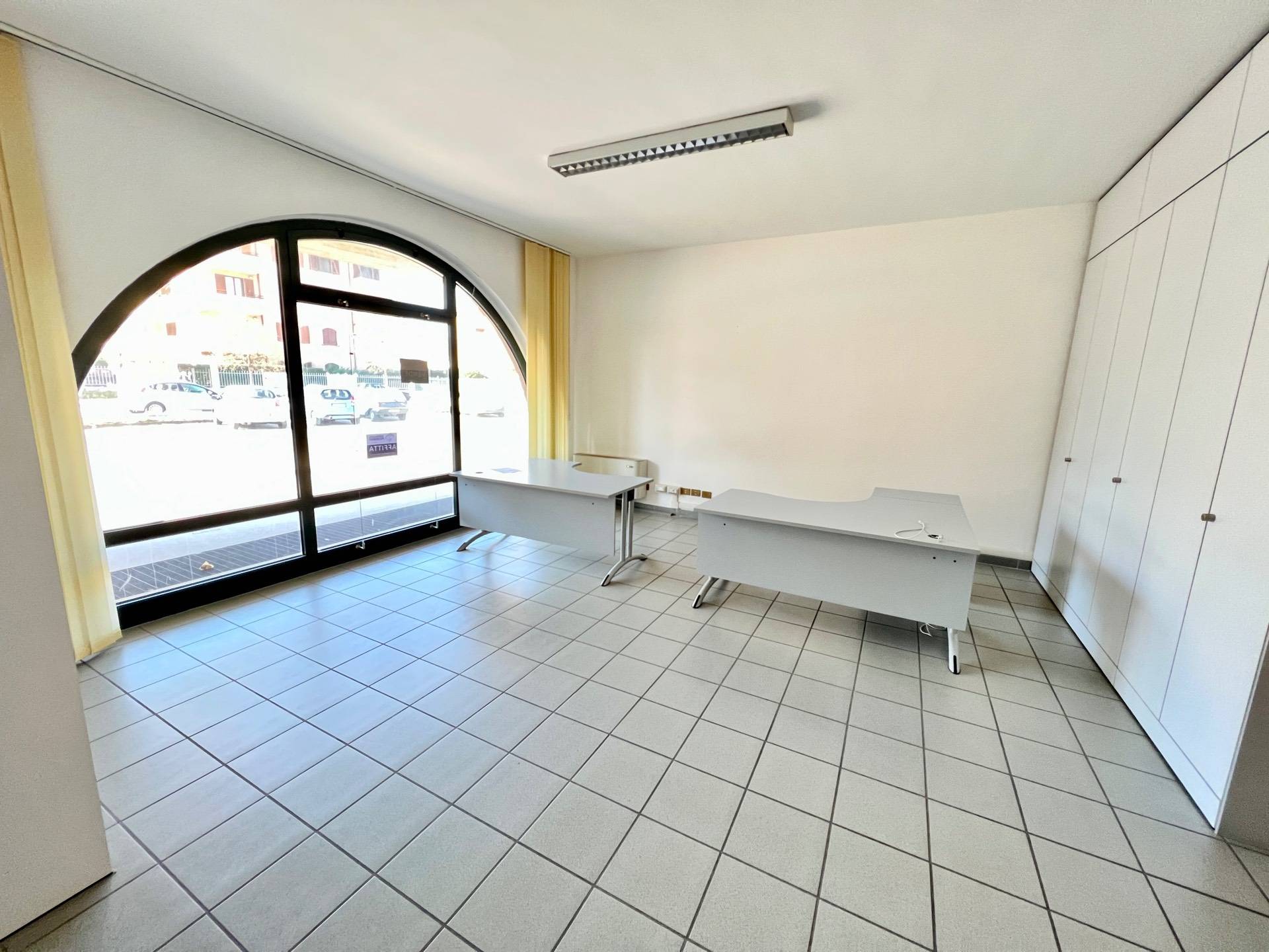 Locale commerciale in affitto a Fabriano, PERIFERIA