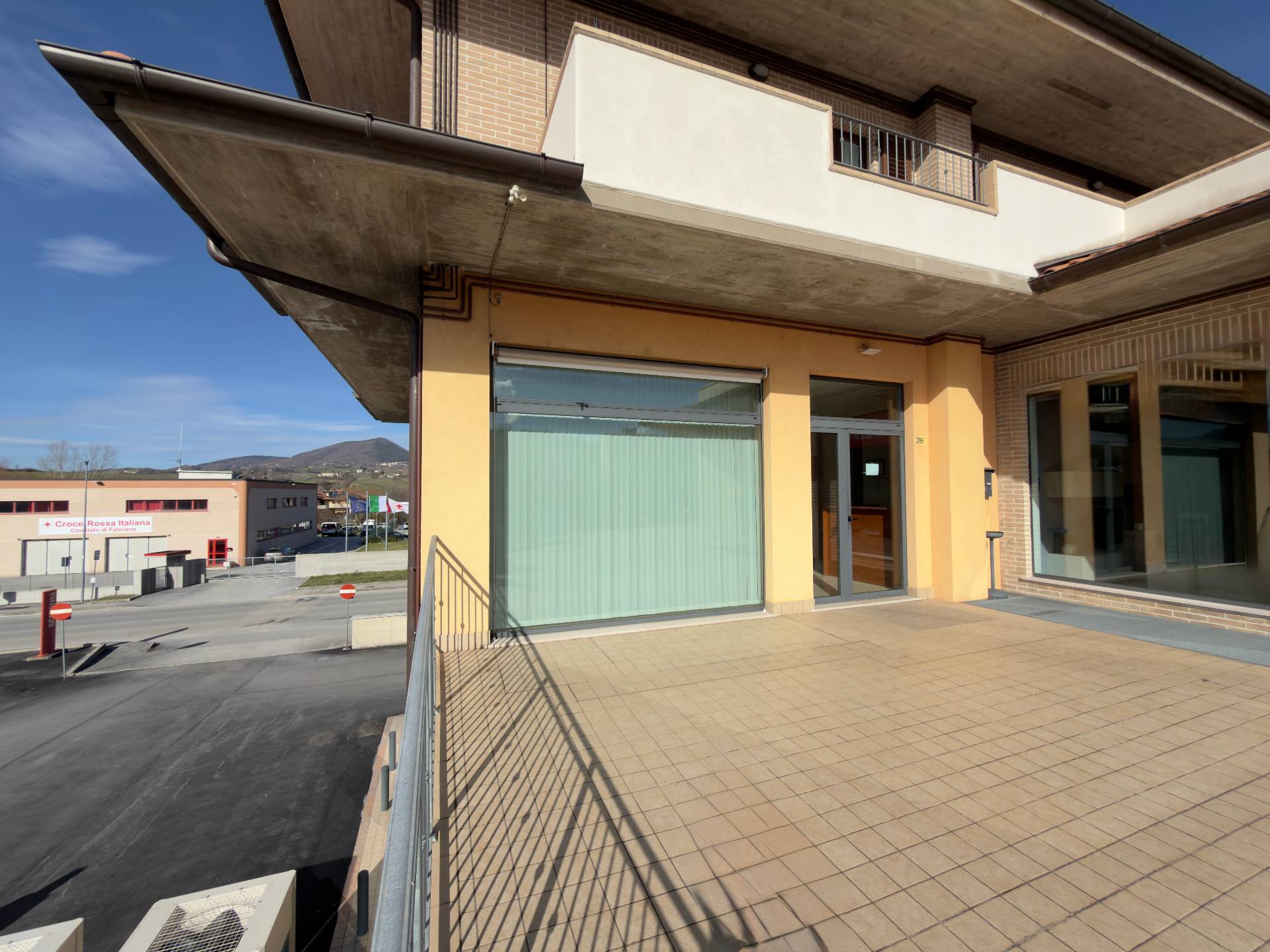 Locale commerciale in affitto a Fabriano, SEMI PERIFERIA