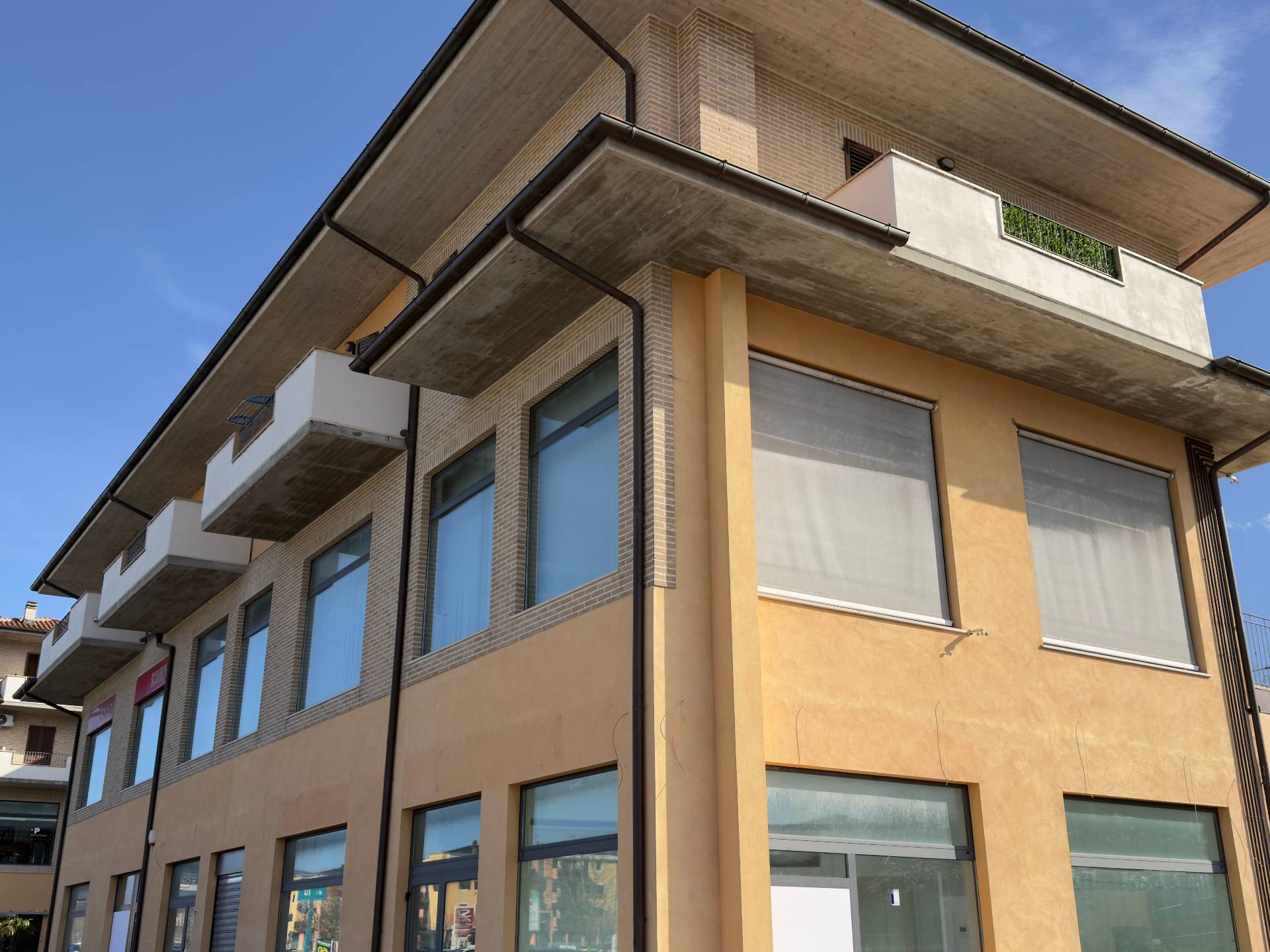 Locale commerciale in affitto a Fabriano, SEMI PERIFERIA