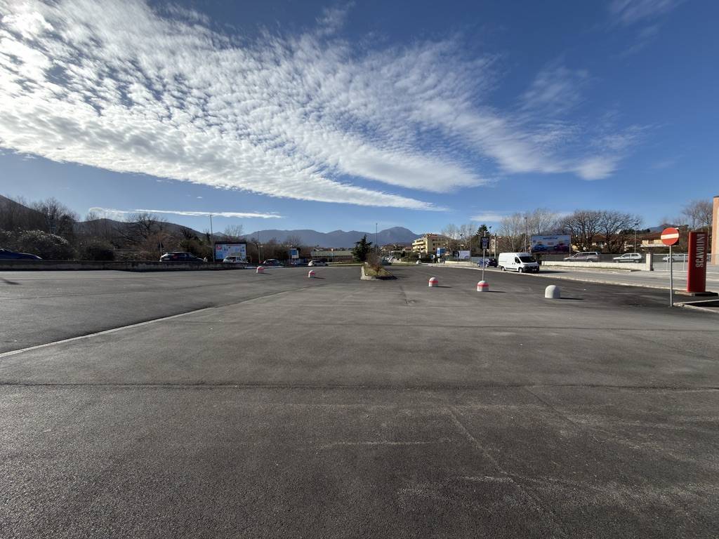 Locale commerciale in affitto a Fabriano, SEMI PERIFERIA