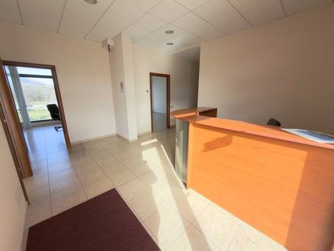 Locale commerciale in affitto a Fabriano, SEMI PERIFERIA