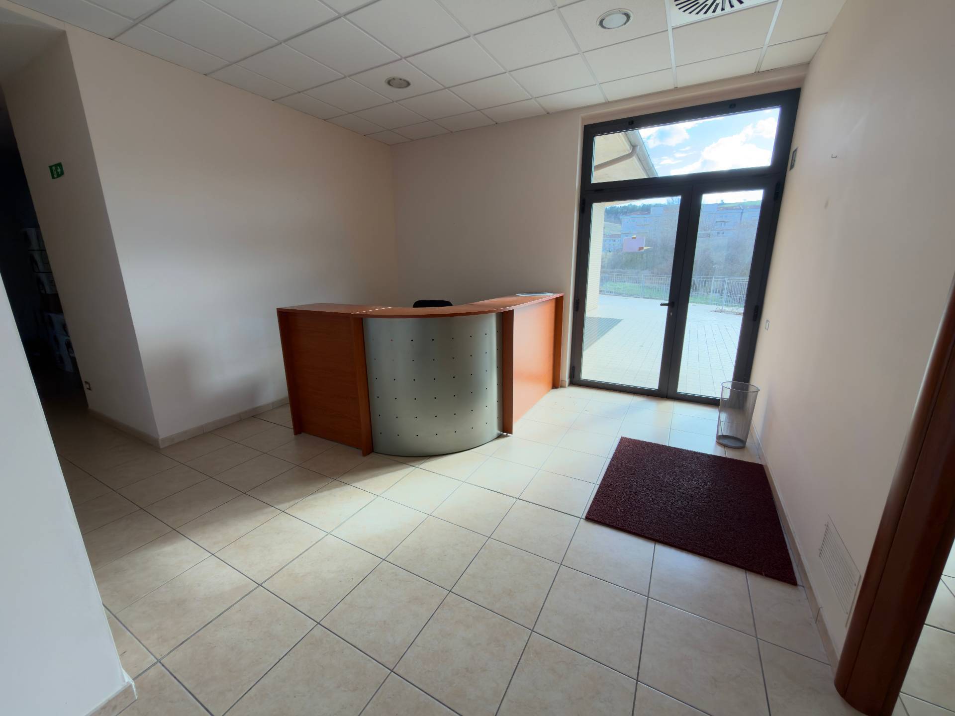 Locale commerciale in affitto a Fabriano, SEMI PERIFERIA