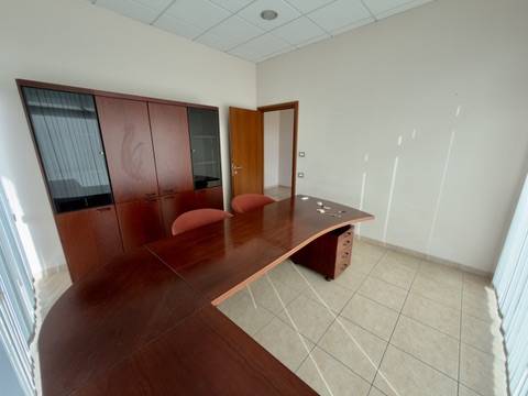 Locale commerciale in affitto a Fabriano, SEMI PERIFERIA