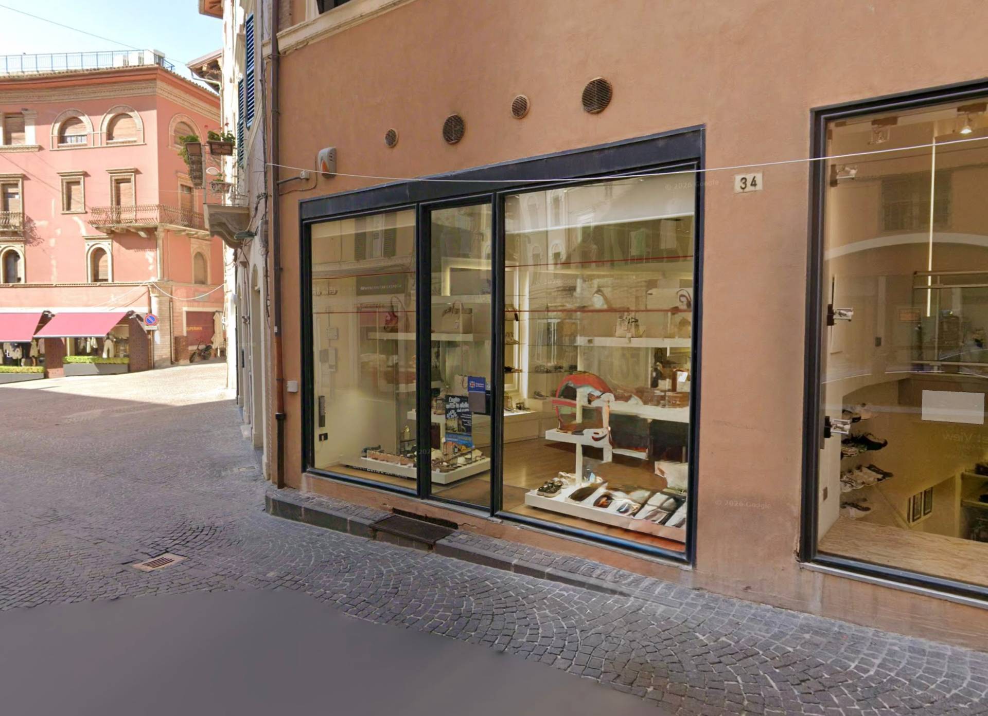 Locale commerciale in affitto a Fabriano, CENTRO STORICO