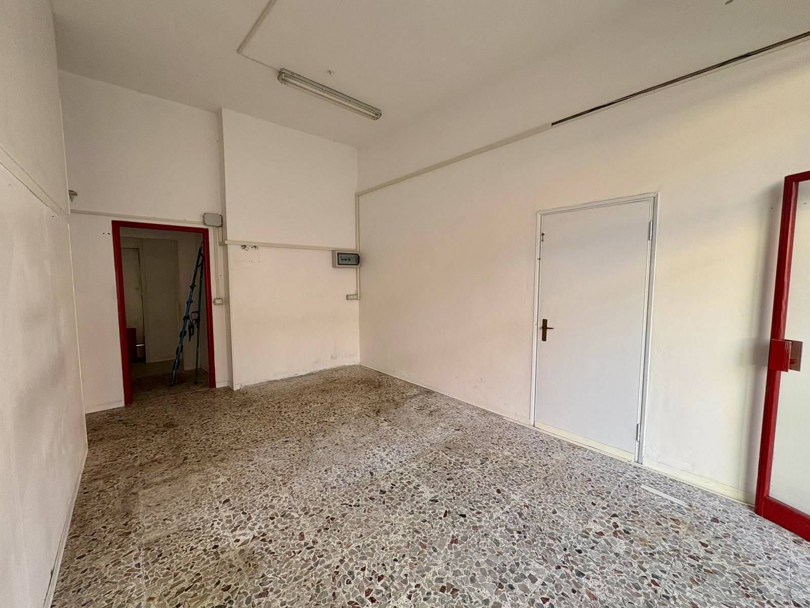 Locale commerciale in affitto a Fabriano, SEMI PERIFERIA