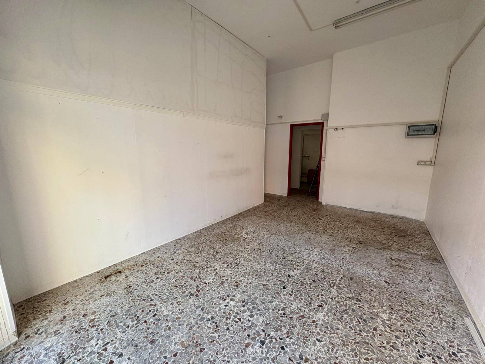Locale commerciale in affitto a Fabriano, SEMI PERIFERIA