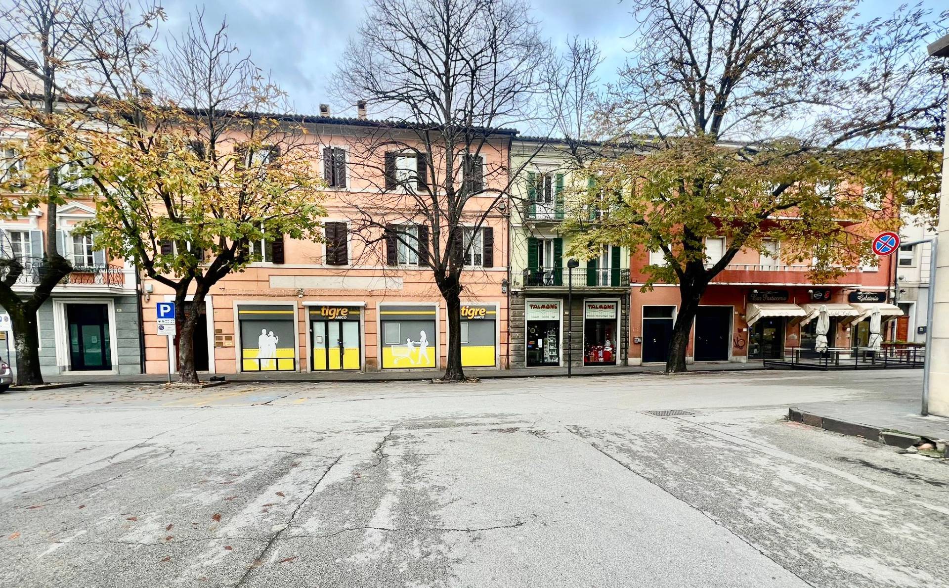 Locale commerciale in vendita a Fabriano, CENTRO STORICO
