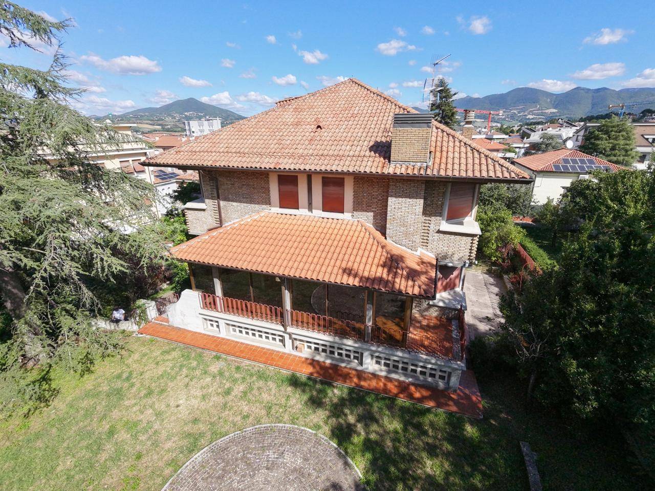 Villa in vendita a Fabriano, SEMI PERIFERIA