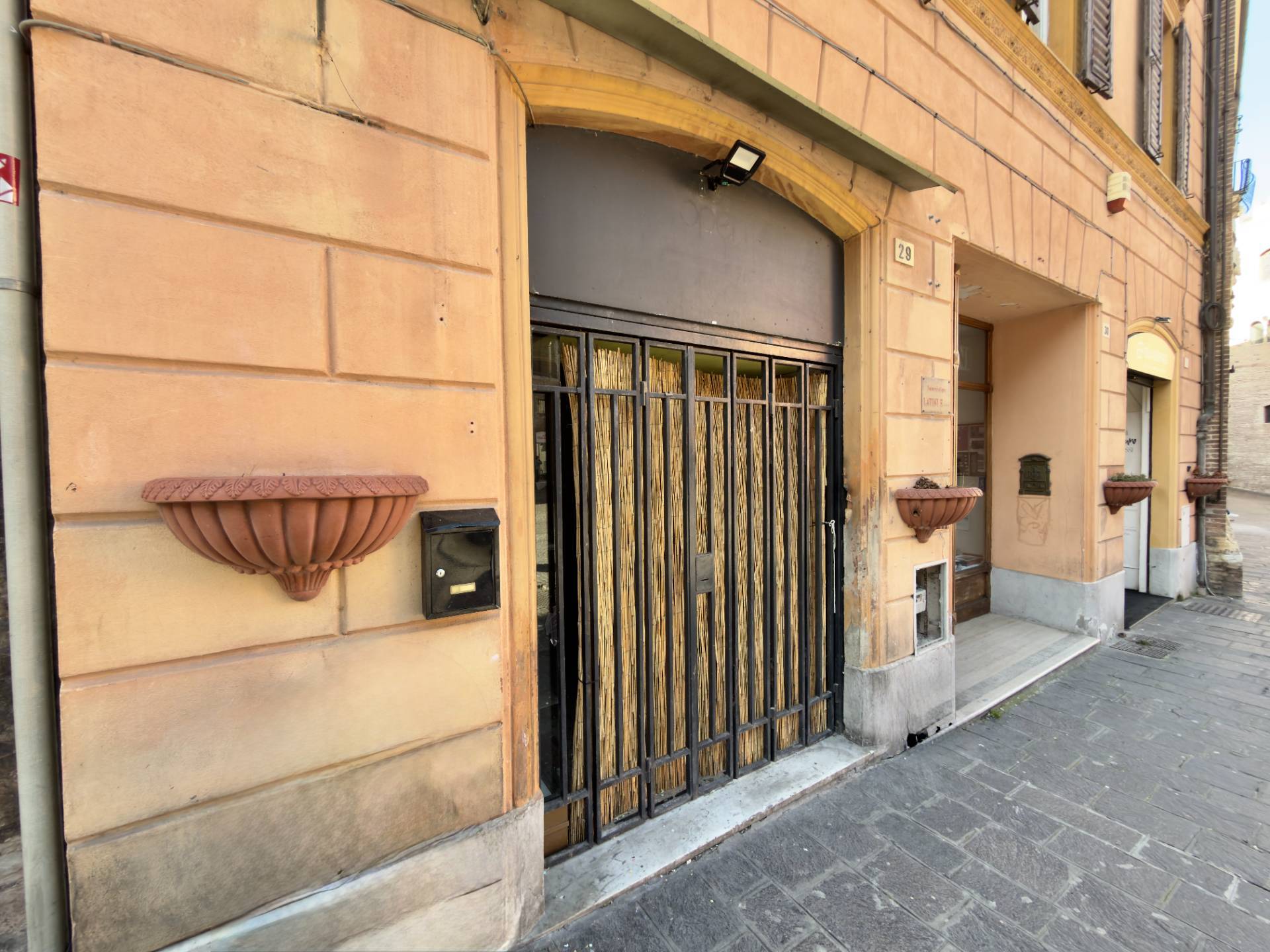 Locale commerciale in vendita a Fabriano, CENTRO STORICO