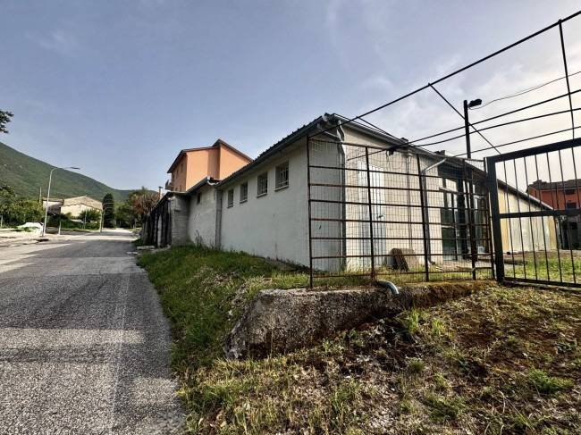 Locale commerciale in vendita a Fabriano, FRAZIONI