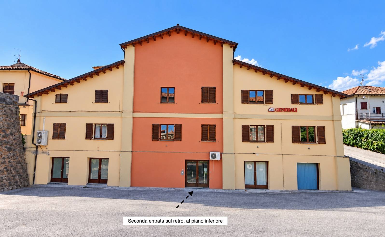 Locale commerciale in vendita a Fabriano, SEMI PERIFERIA