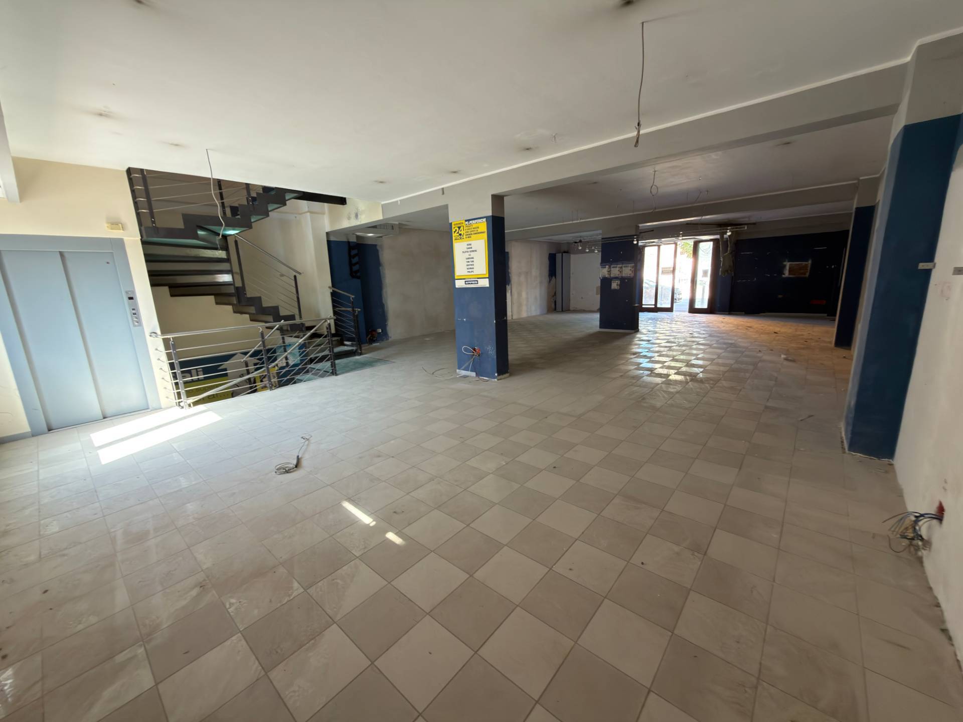 Locale commerciale in vendita a Fabriano, SEMI PERIFERIA
