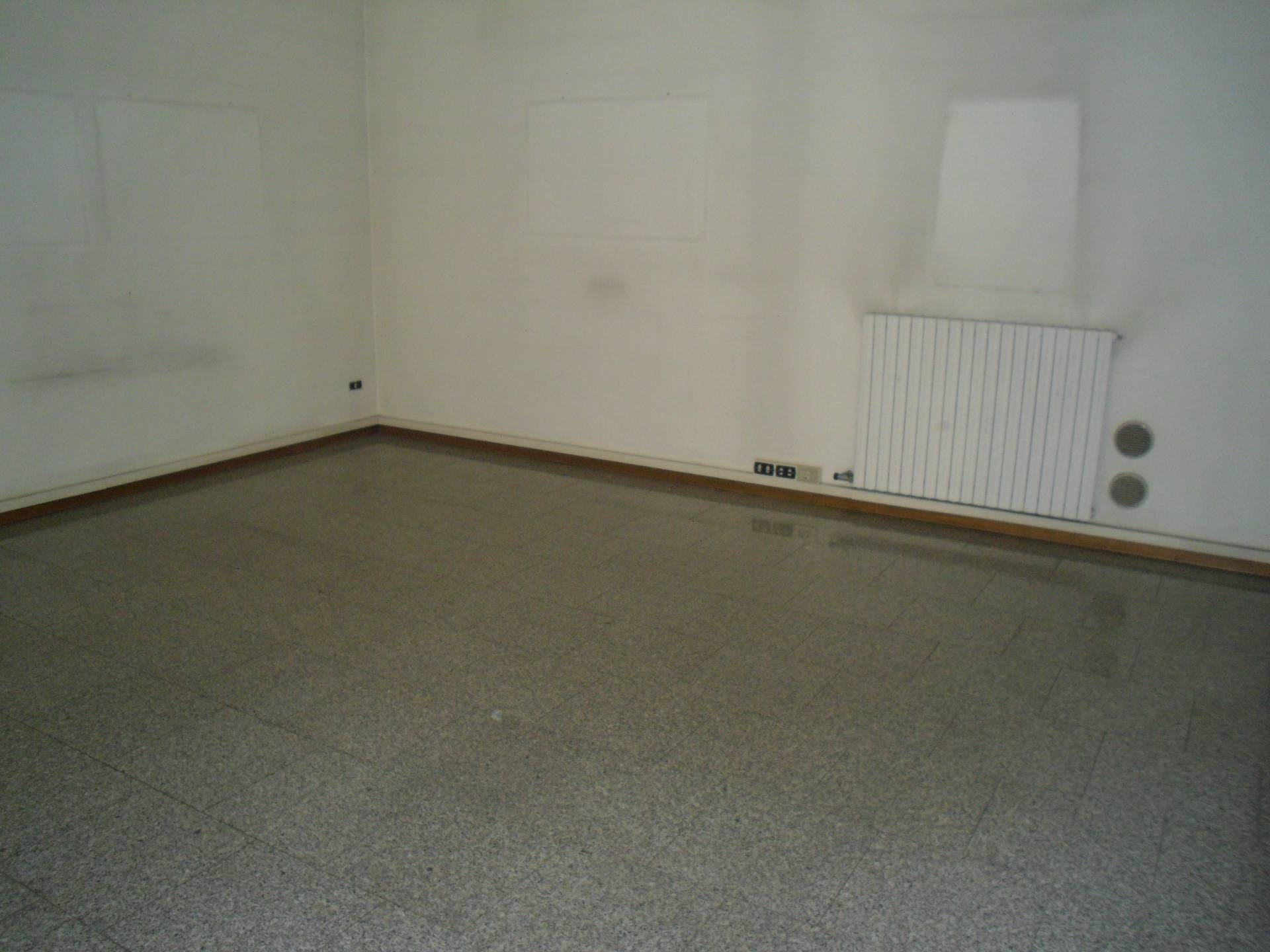 Locale commerciale in affitto a Cassano Magnago