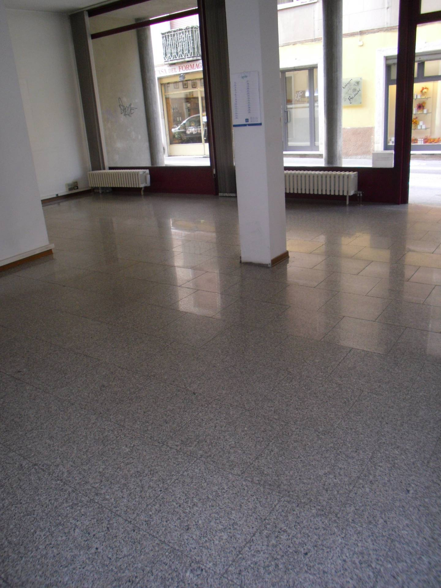 Locale commerciale in affitto a Cassano Magnago