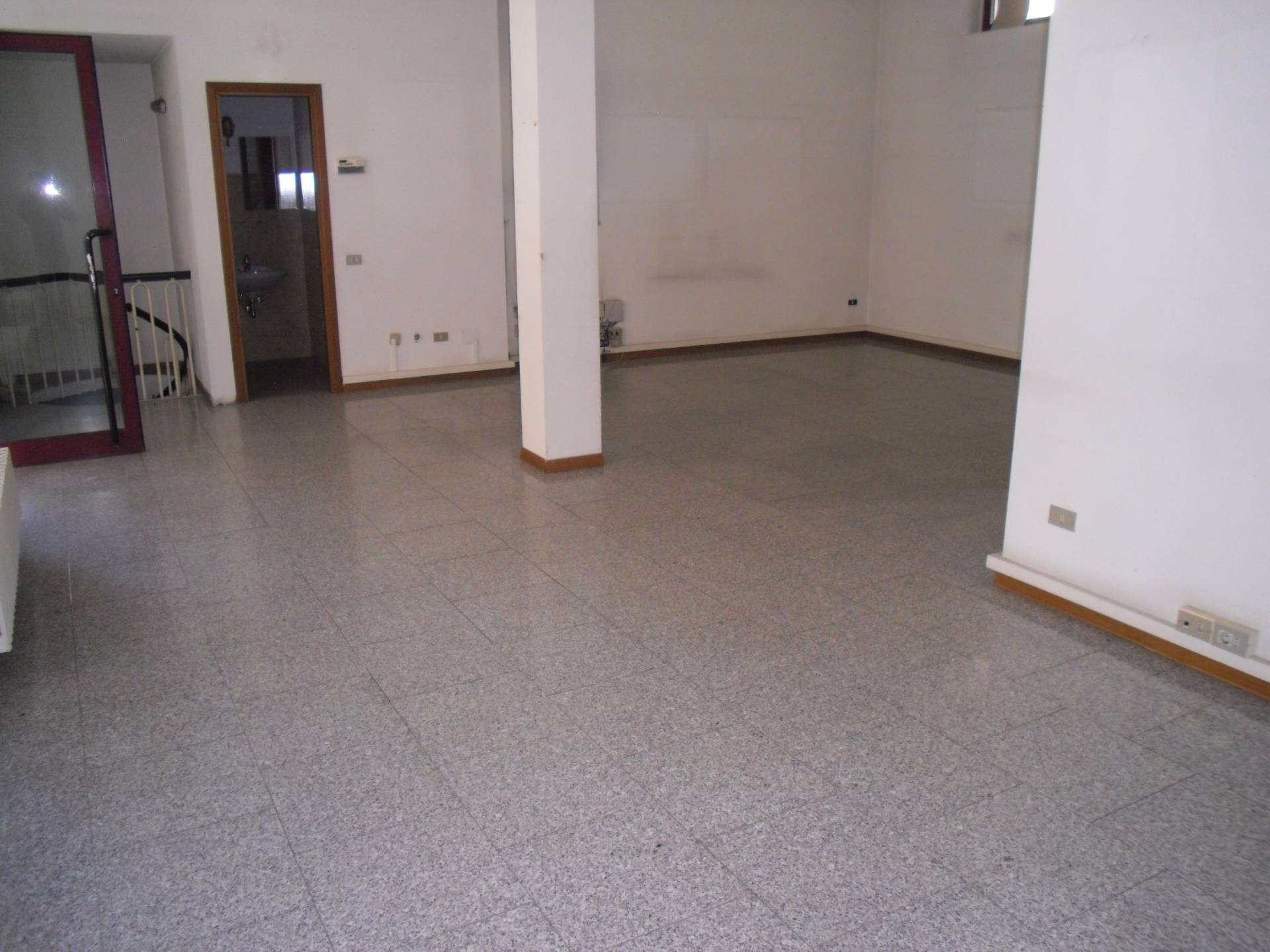 Locale commerciale in affitto a Cassano Magnago