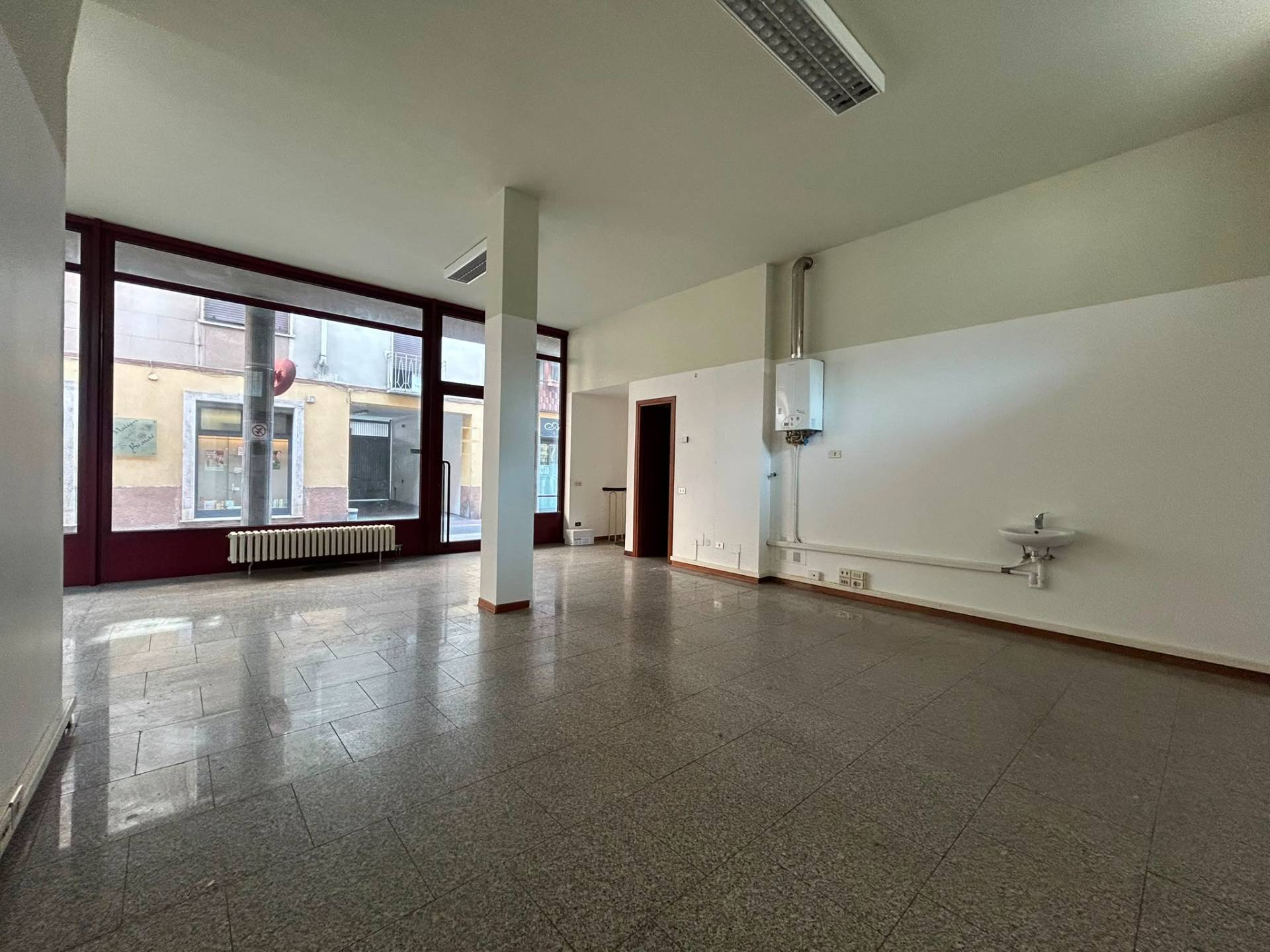 Locale commerciale in affitto a Cassano Magnago
