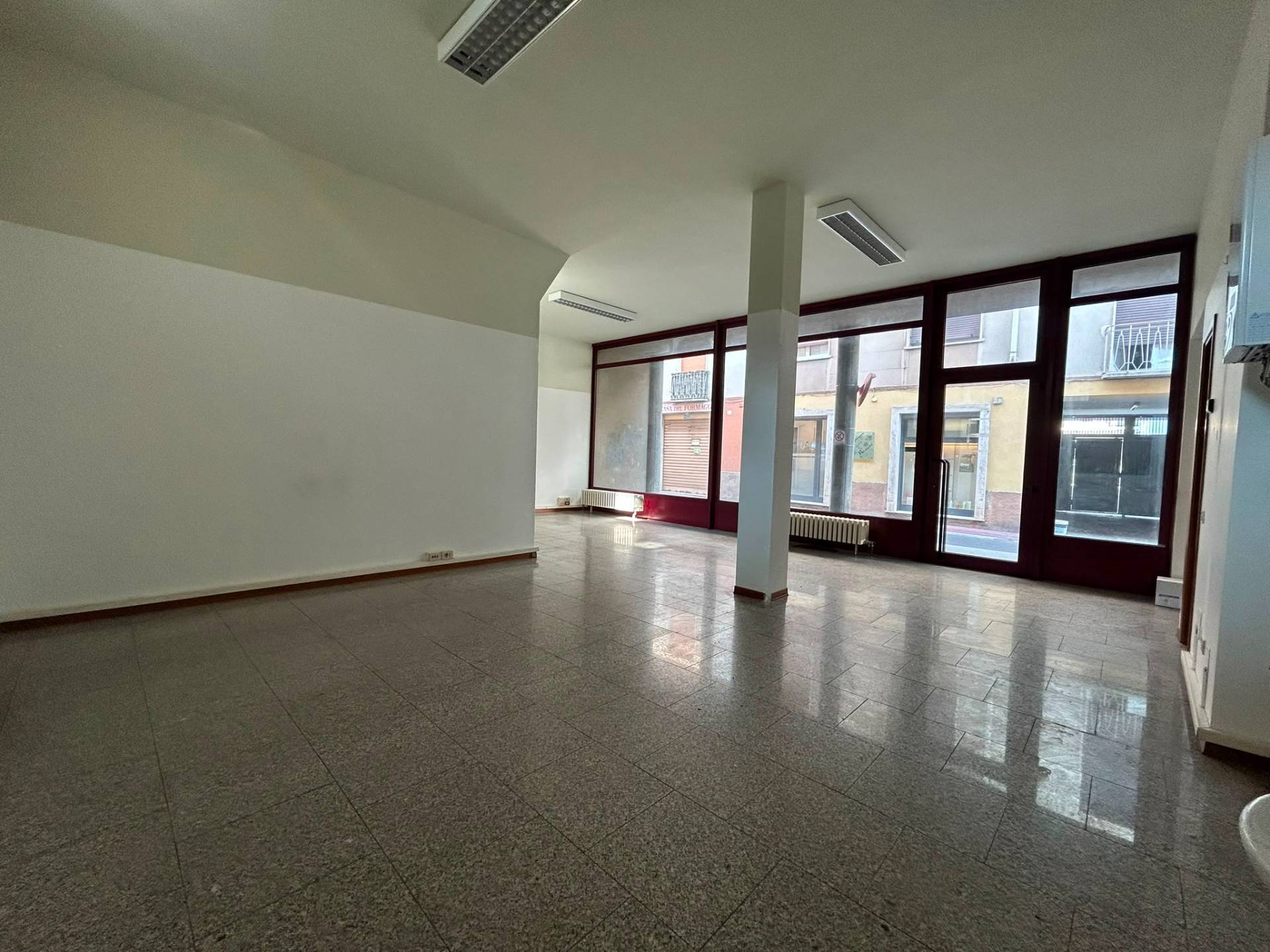 Locale commerciale in affitto a Cassano Magnago