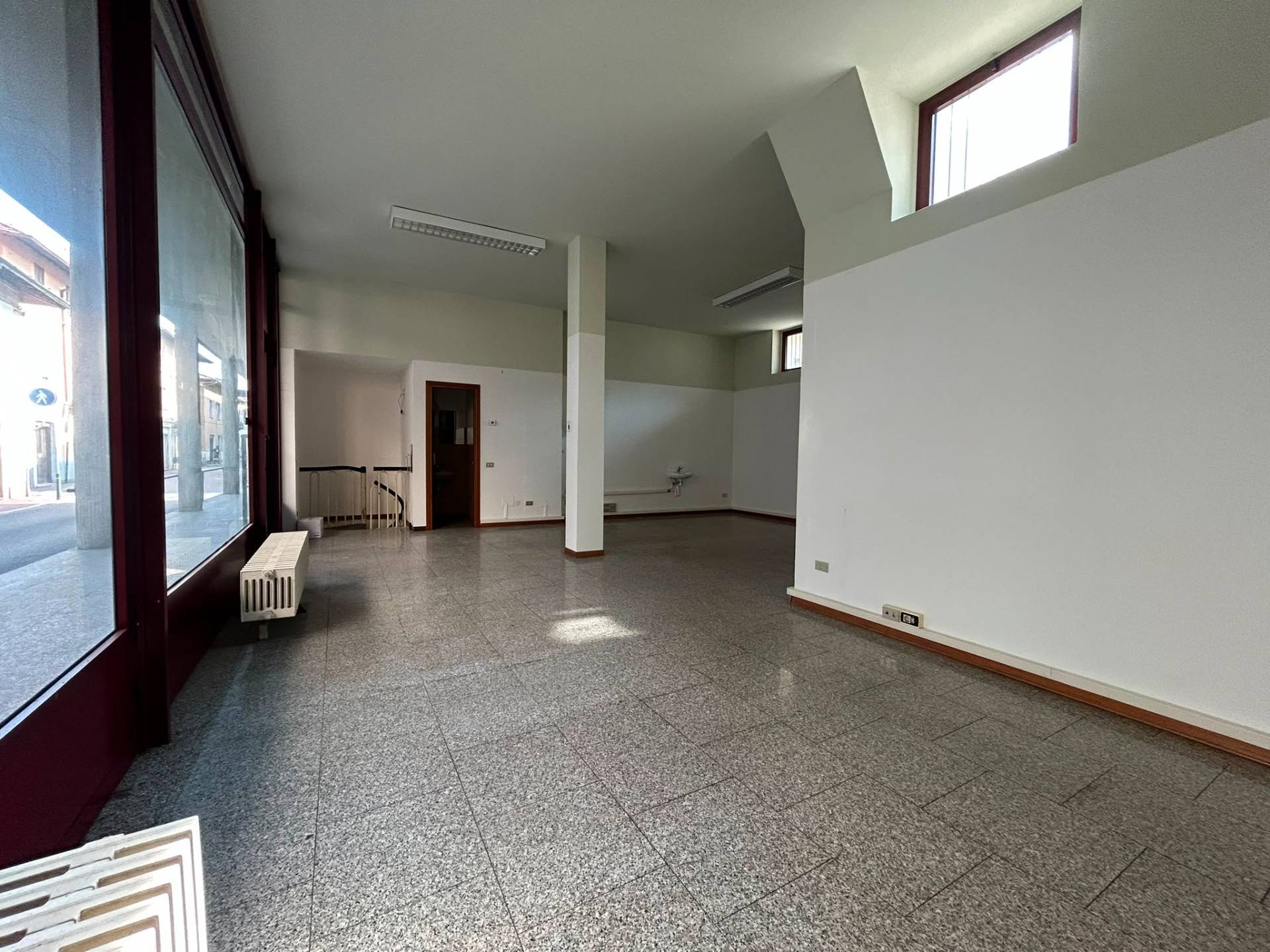 Locale commerciale in affitto a Cassano Magnago