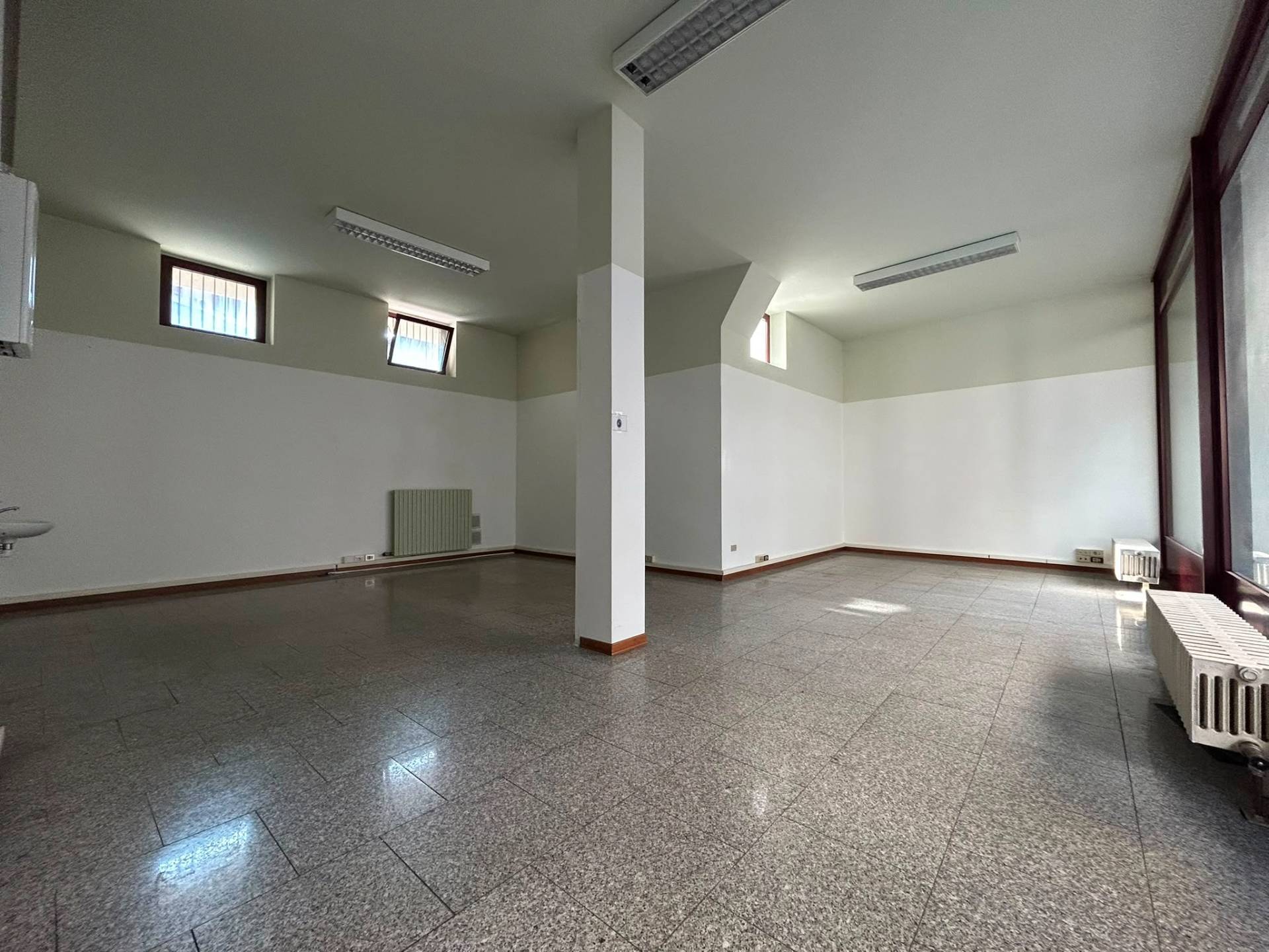 Locale commerciale in affitto a Cassano Magnago