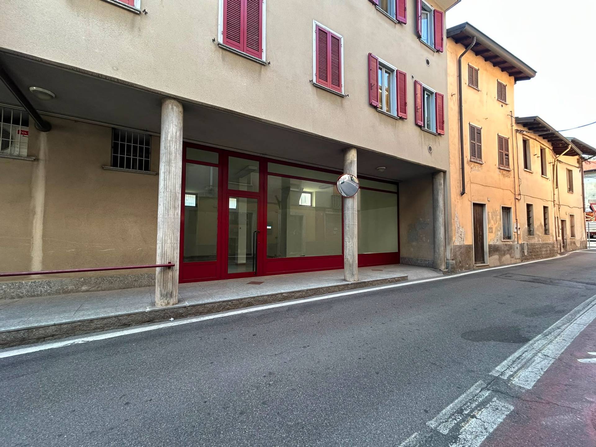 Locale commerciale in affitto a Cassano Magnago