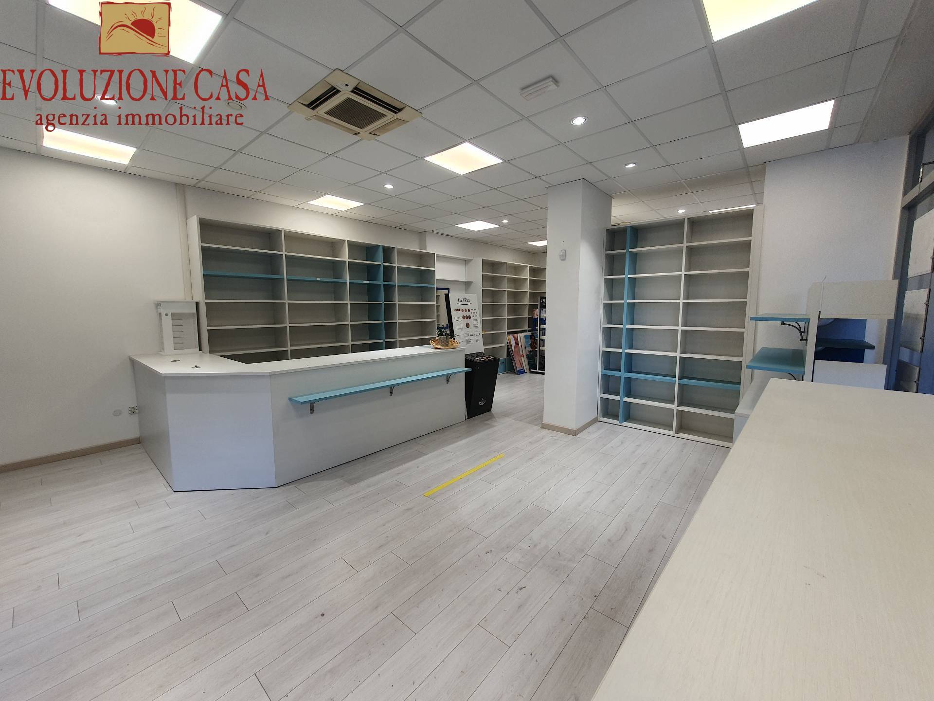 Locale commerciale in vendita a Monfalcone, Centro