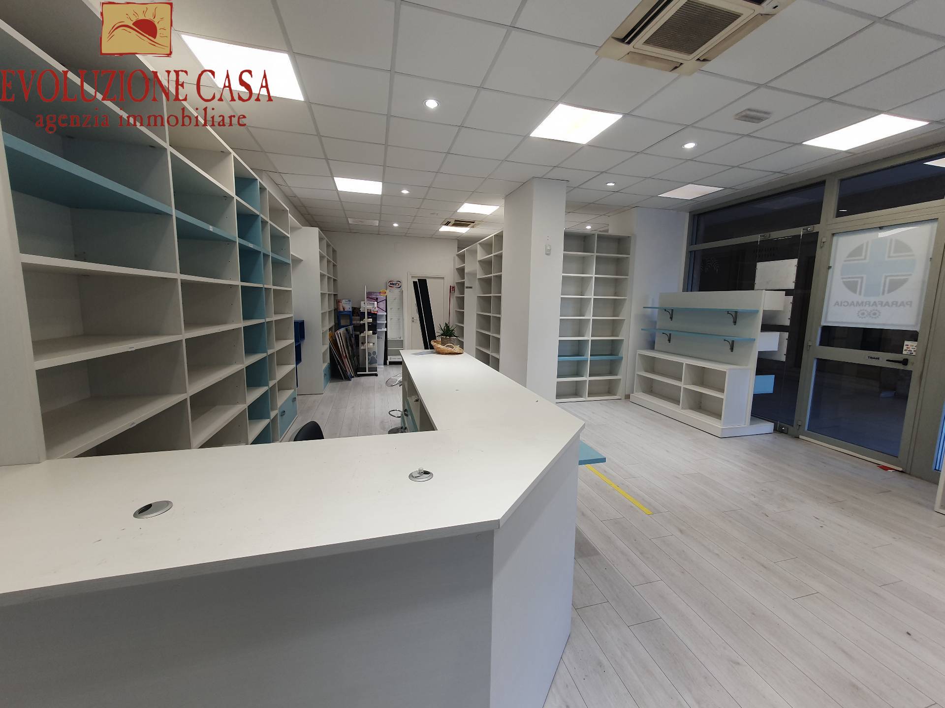 Locale commerciale in vendita a Monfalcone, Centro